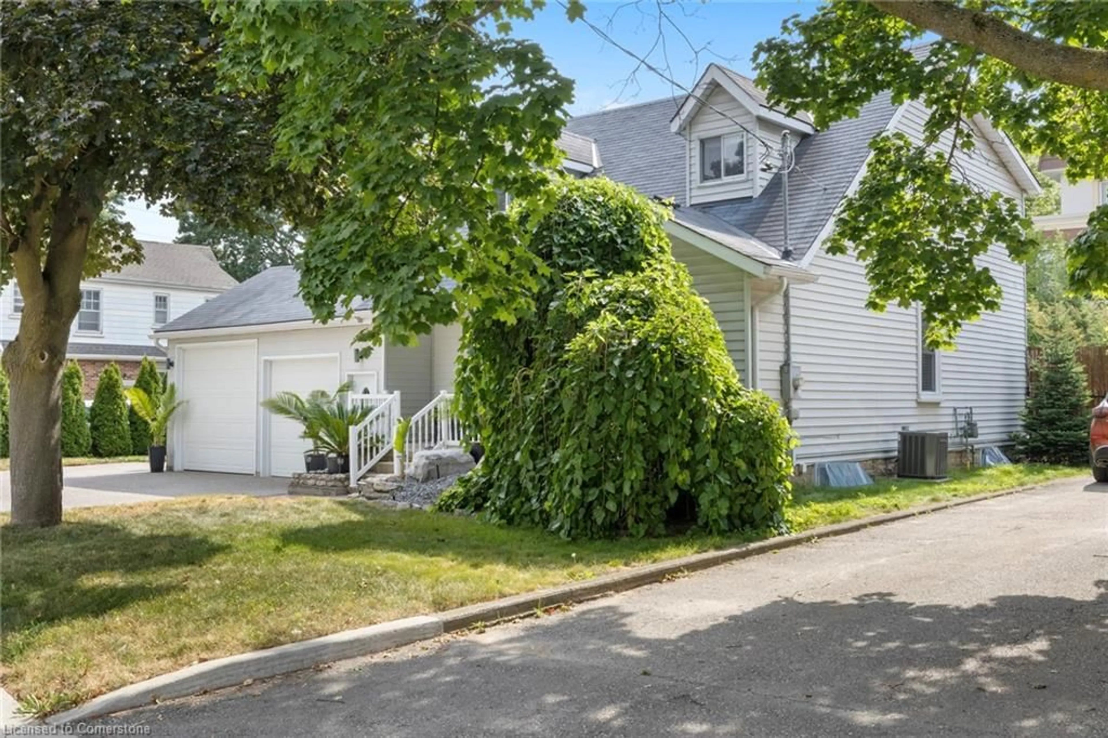 Unknown for 32 Centre St, Cambridge Ontario N1R 4E5