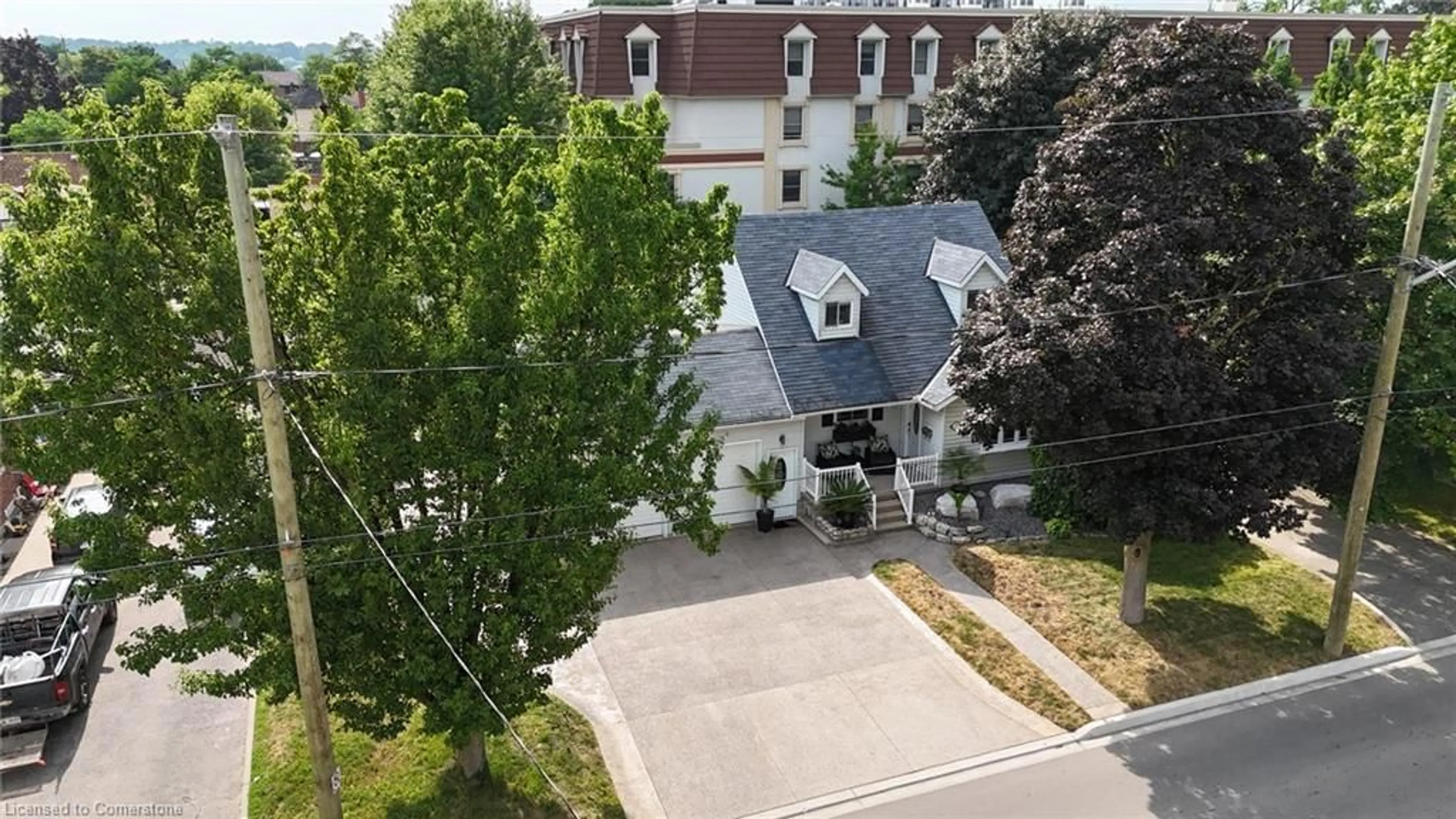 A pic from outside/outdoor area/front of a property/back of a property/a pic from drone, street for 32 Centre St, Cambridge Ontario N1R 4E5