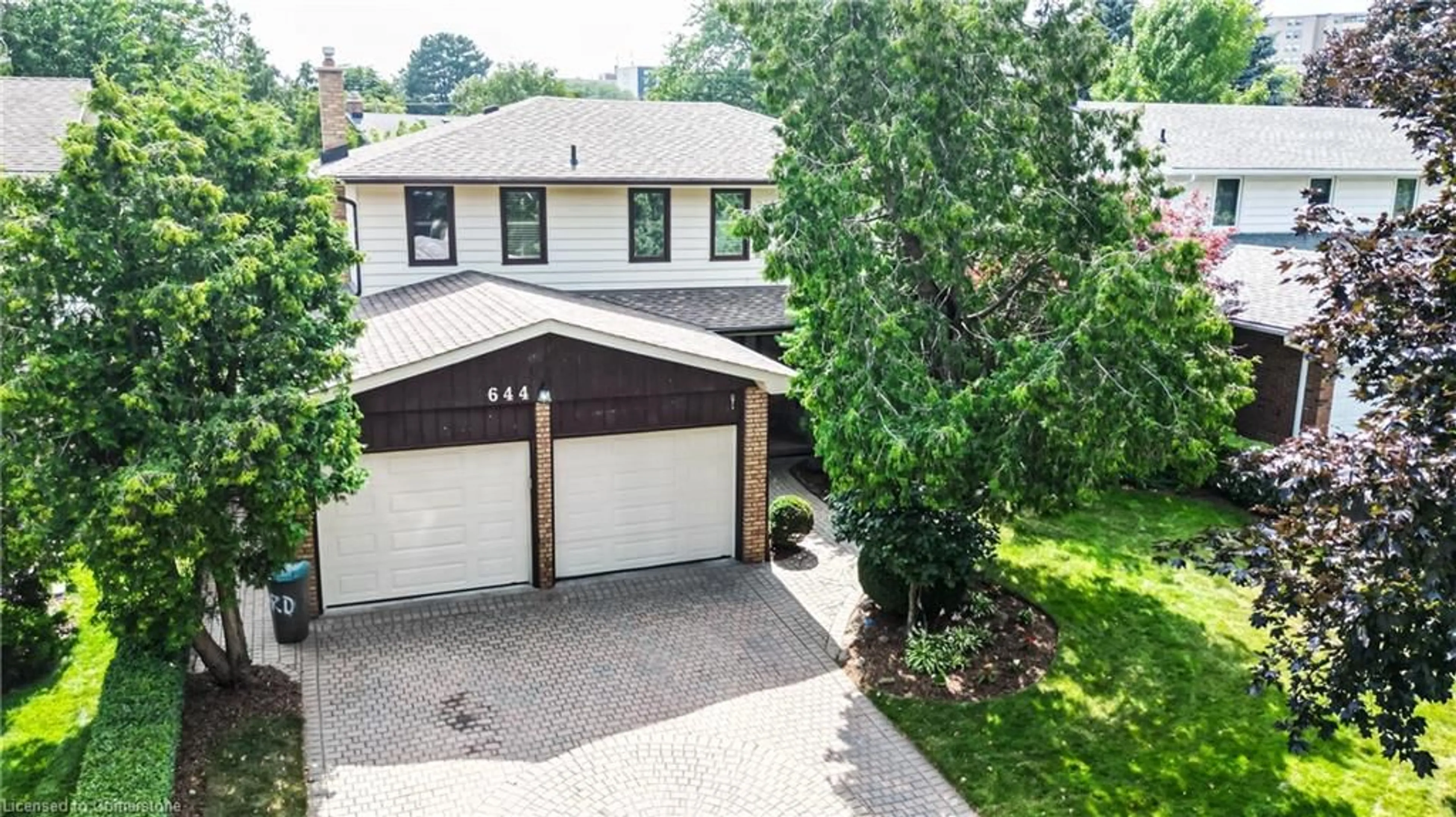 A pic from outside/outdoor area/front of a property/back of a property/a pic from drone, street for 644 Donna Crt, Burlington Ontario L7N 3H2