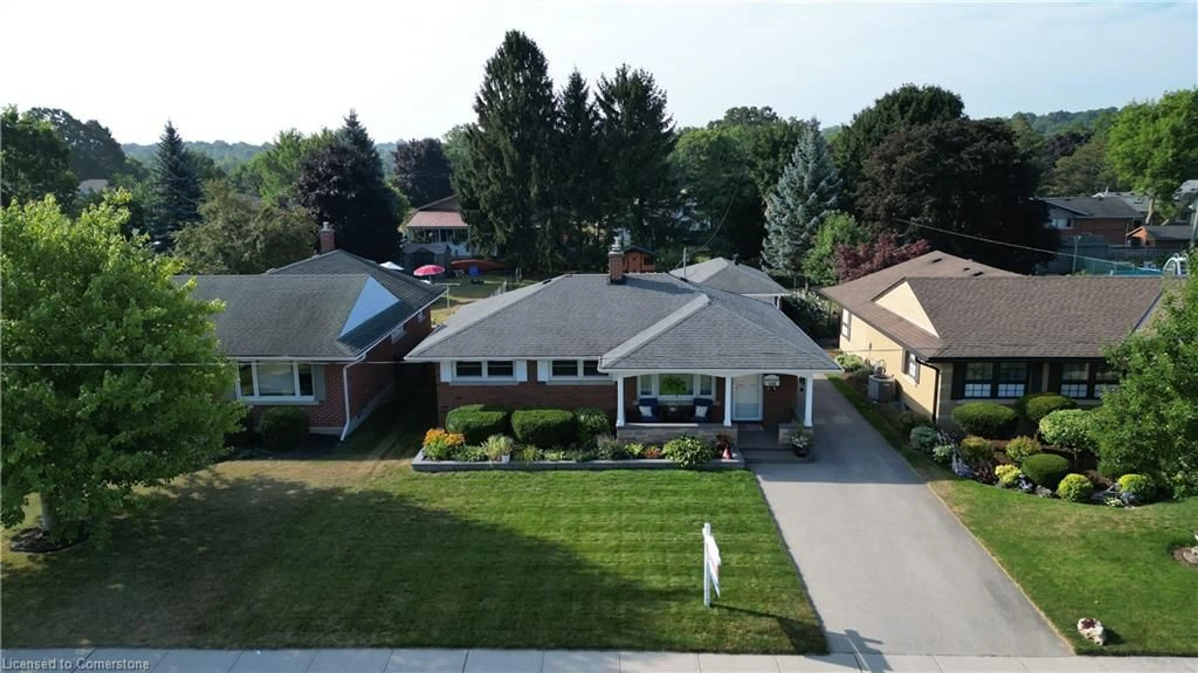 A pic from outside/outdoor area/front of a property/back of a property/a pic from drone, street for 1146 Clare Ave, Cambridge Ontario N3H 2E1