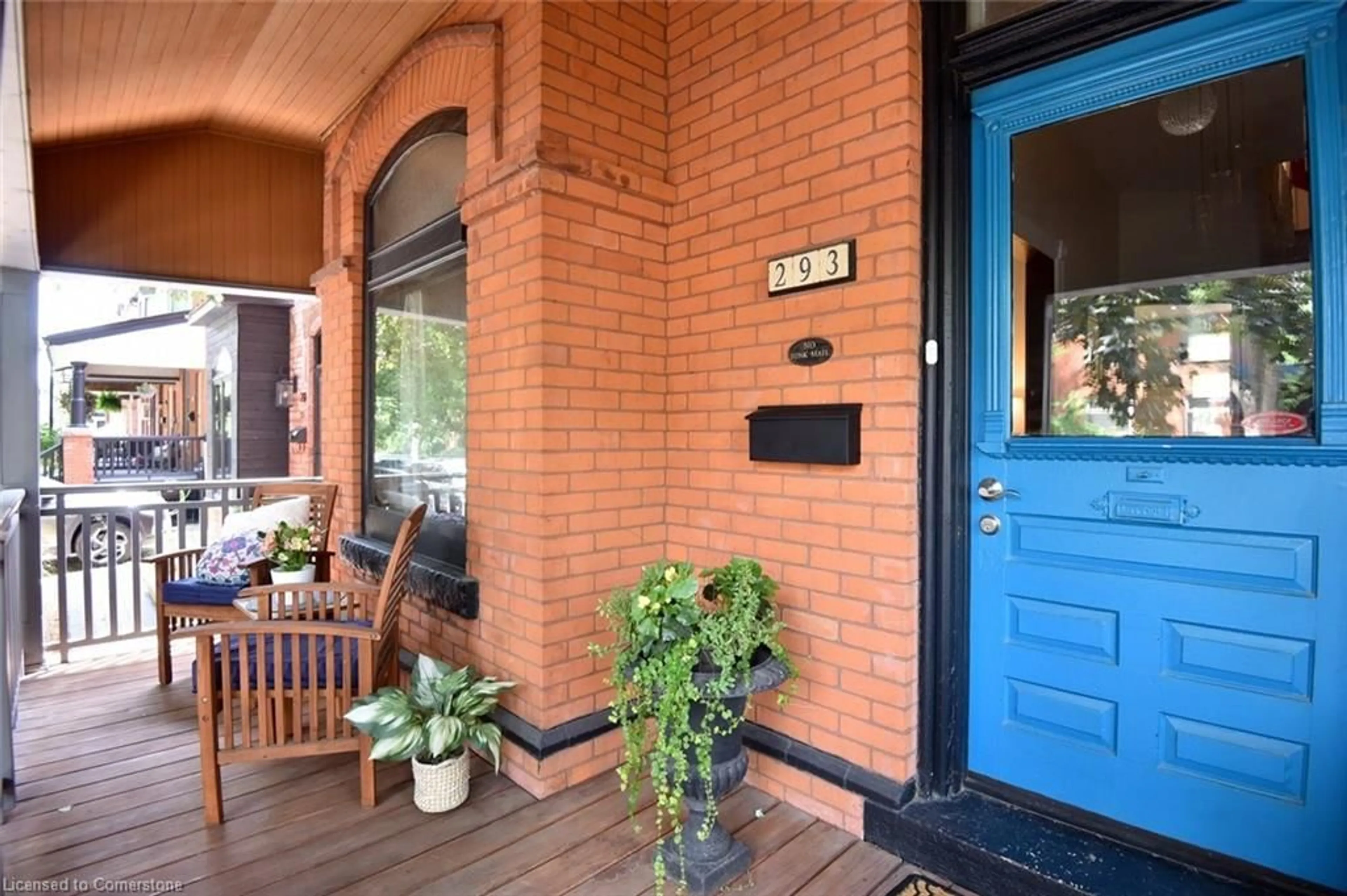 Indoor entryway for 293 Charlton Ave, Hamilton Ontario L8P 2E4