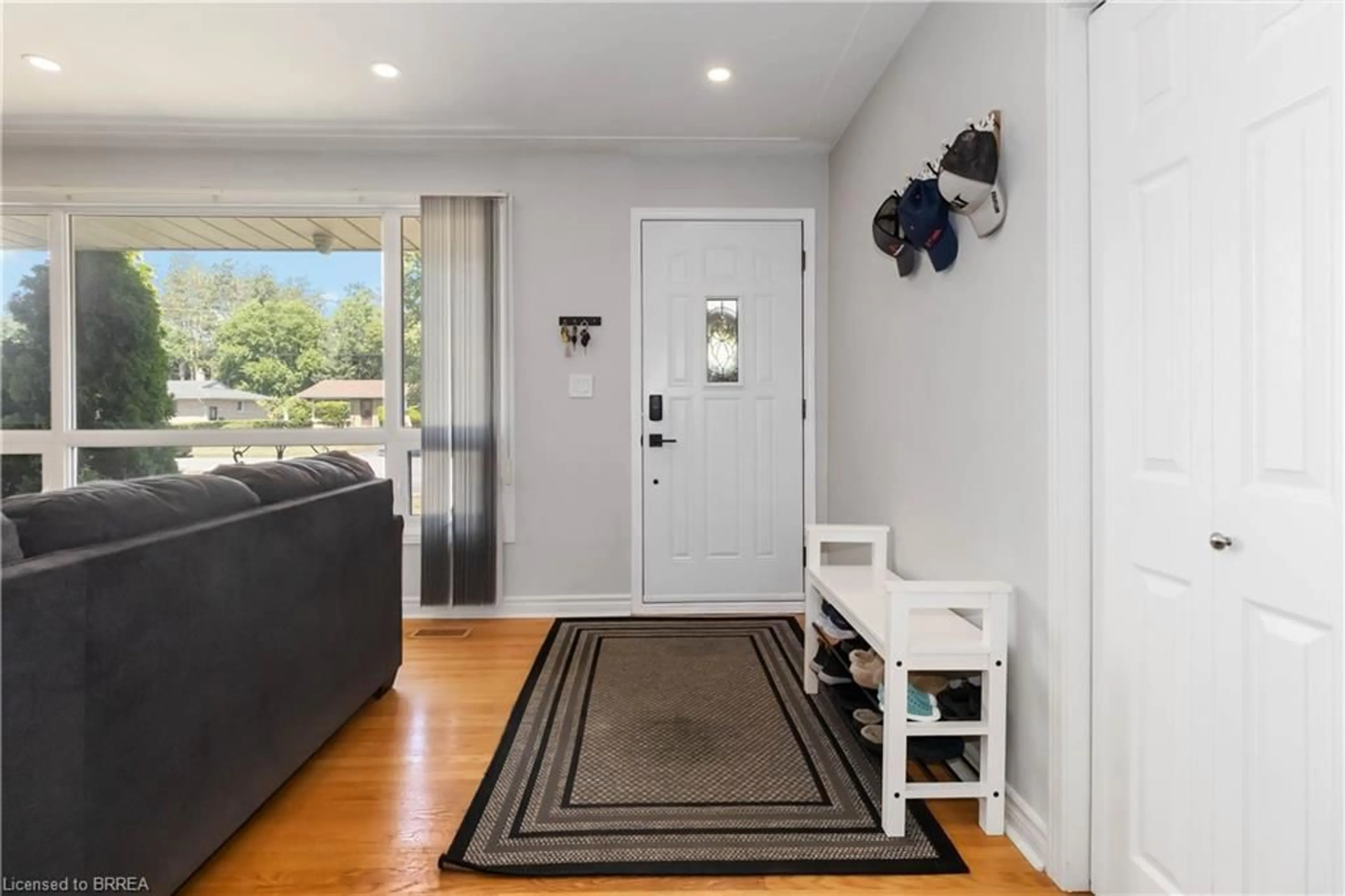 Indoor entryway for 25 Collingdon Dr, Brantford Ontario N3S 3C9