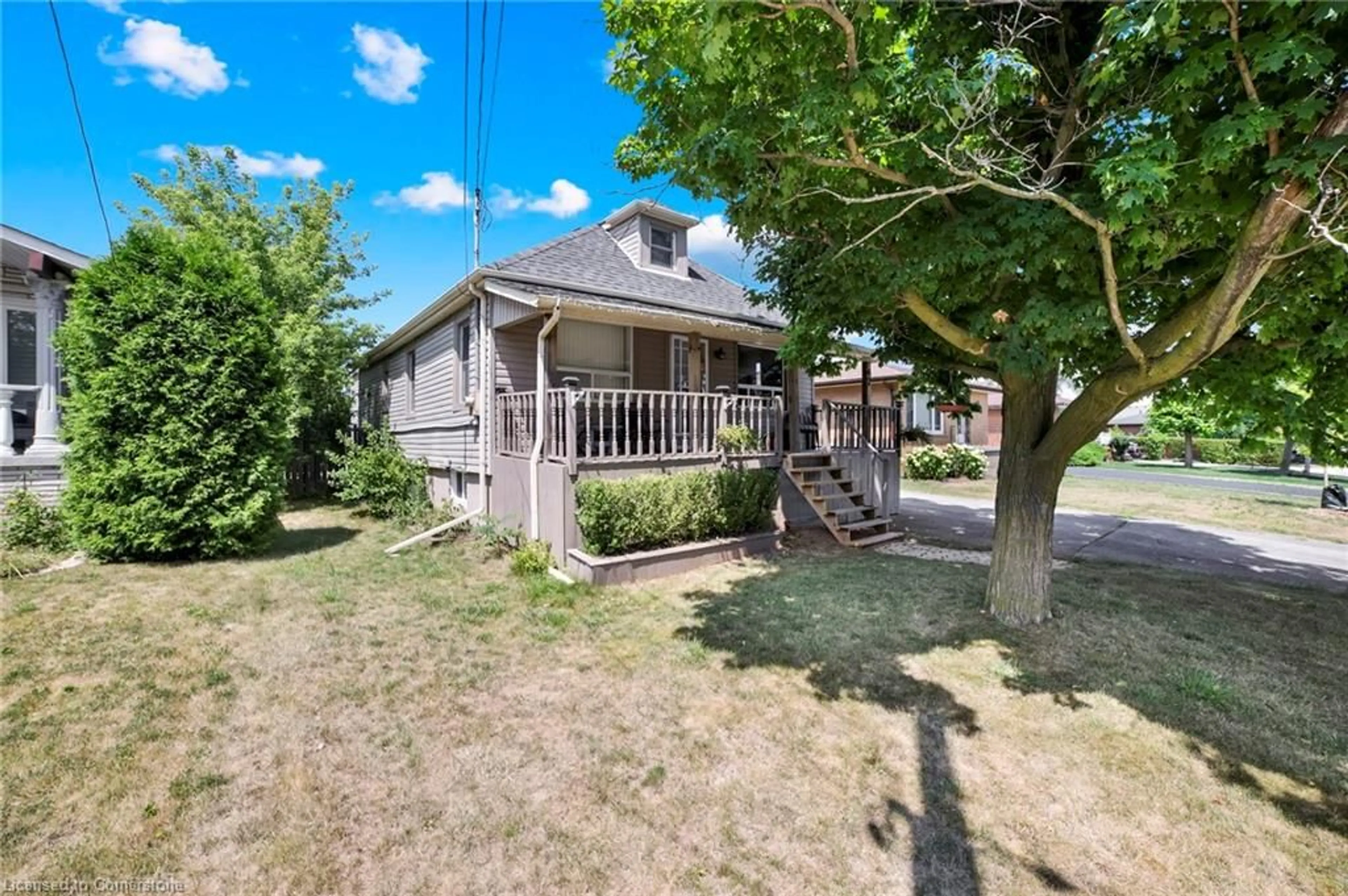 A pic from outside/outdoor area/front of a property/back of a property/a pic from drone, street for 47 Worsley Rd, Stoney Creek Ontario L8E 2E9