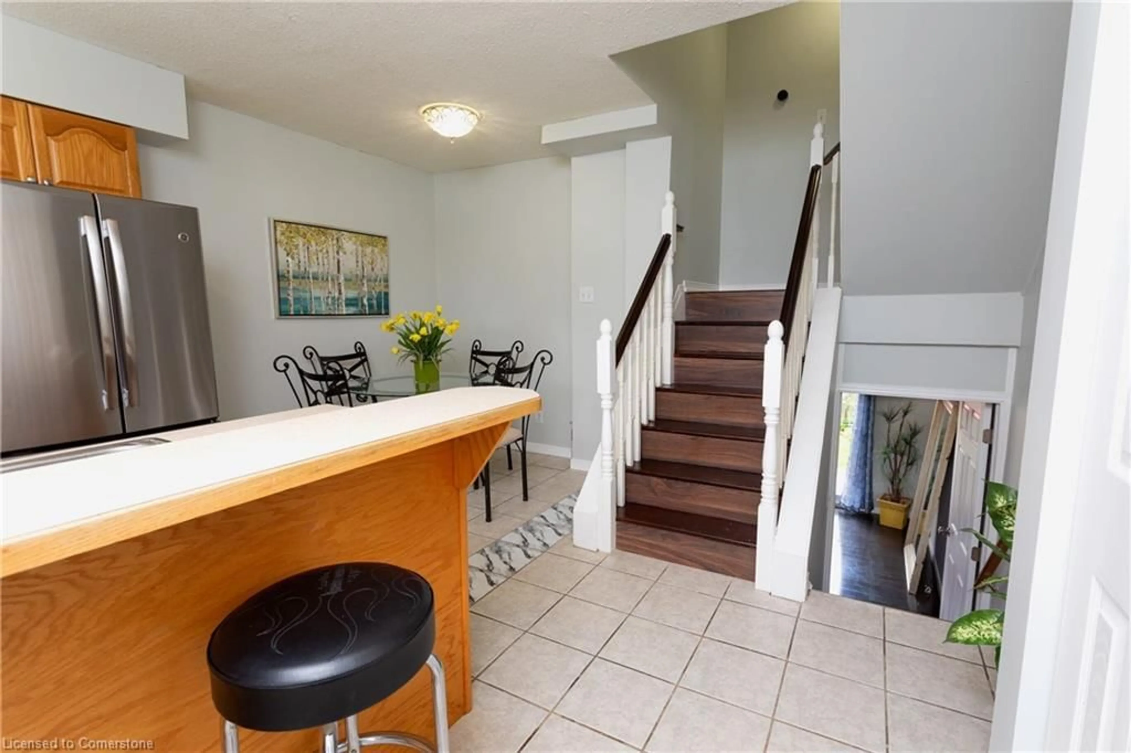 Indoor entryway for 211 Veronica Dr #10, Kitchener Ontario N2A 2R8