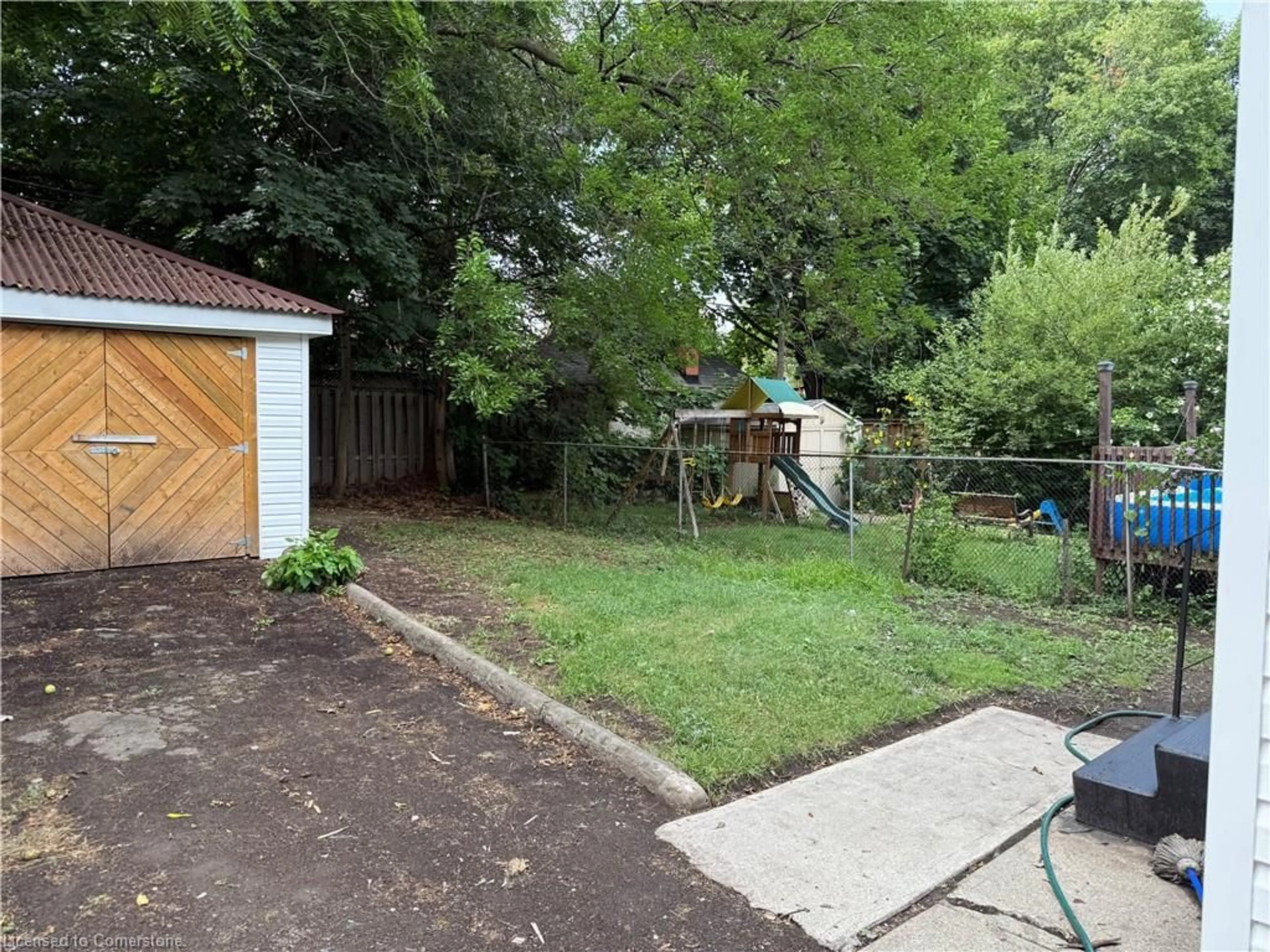 A pic from outside/outdoor area/front of a property/back of a property/a pic from drone, street for 172 Sherman Ave, Hamilton Ontario L8M 2P9