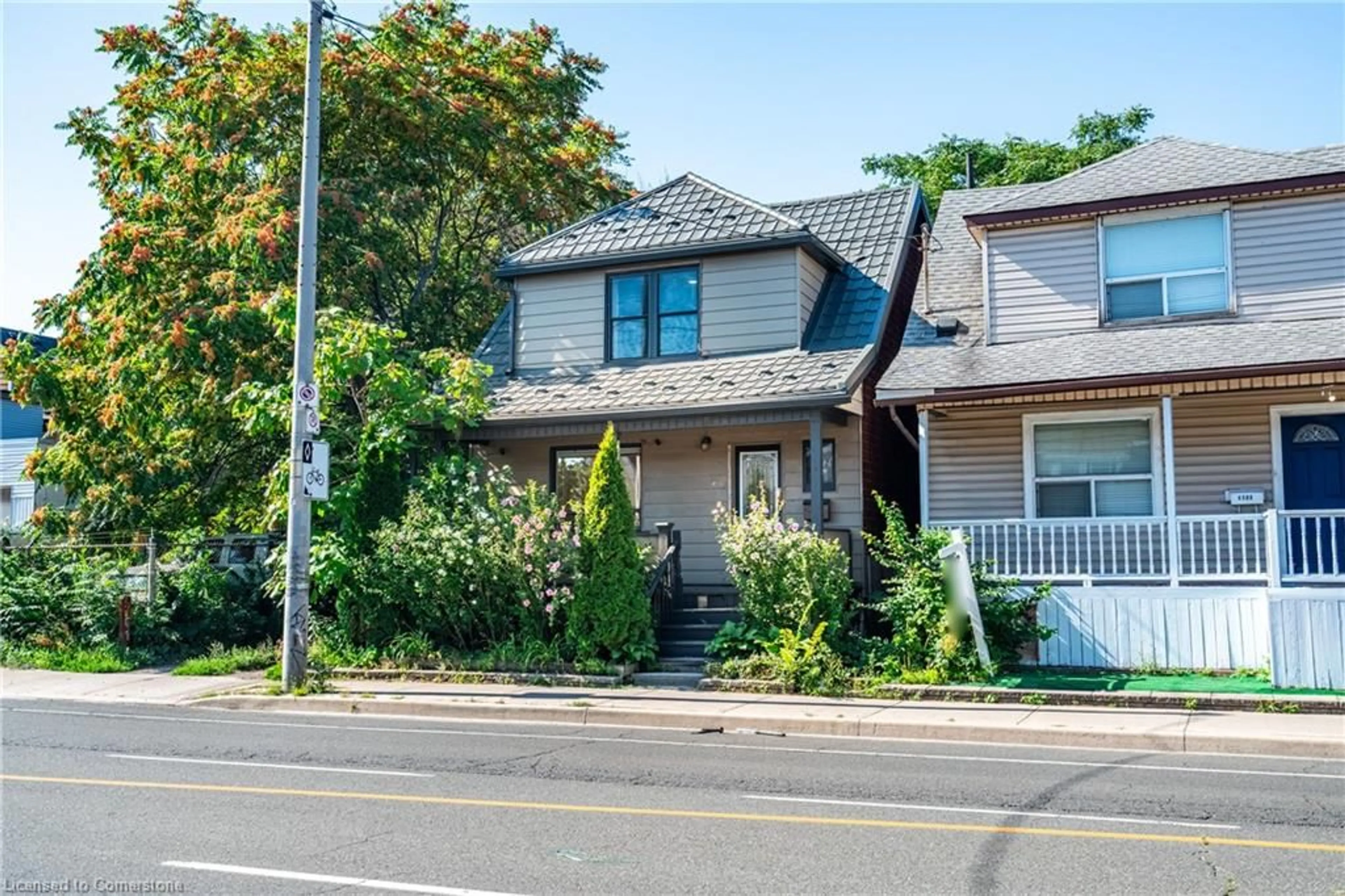 Home with vinyl exterior material, street for 1124 Cannon St, Hamilton Ontario L8L 2J8