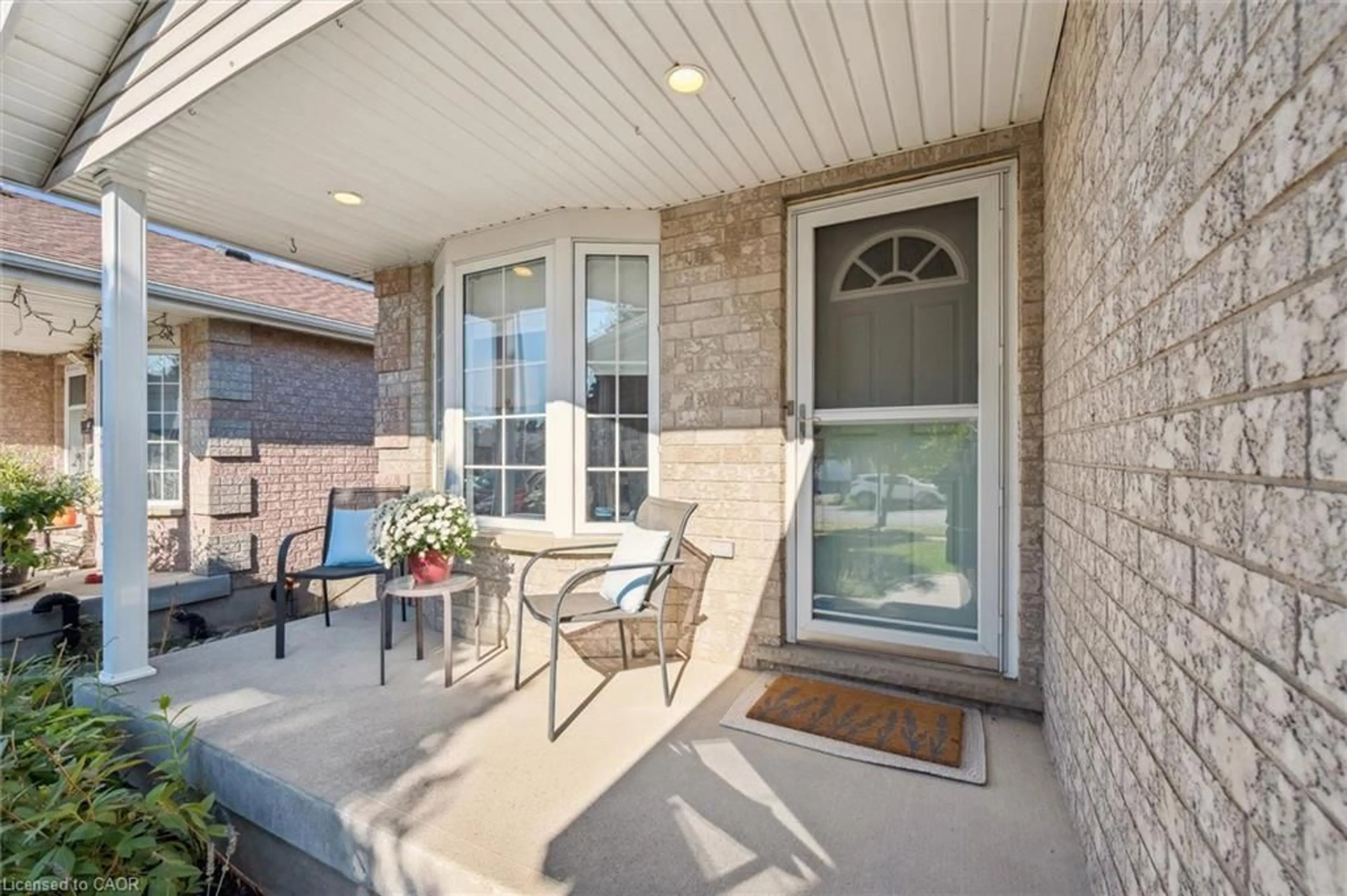 Patio, street for 264 Grey Fox Dr, Kitchener Ontario N2E 3P2