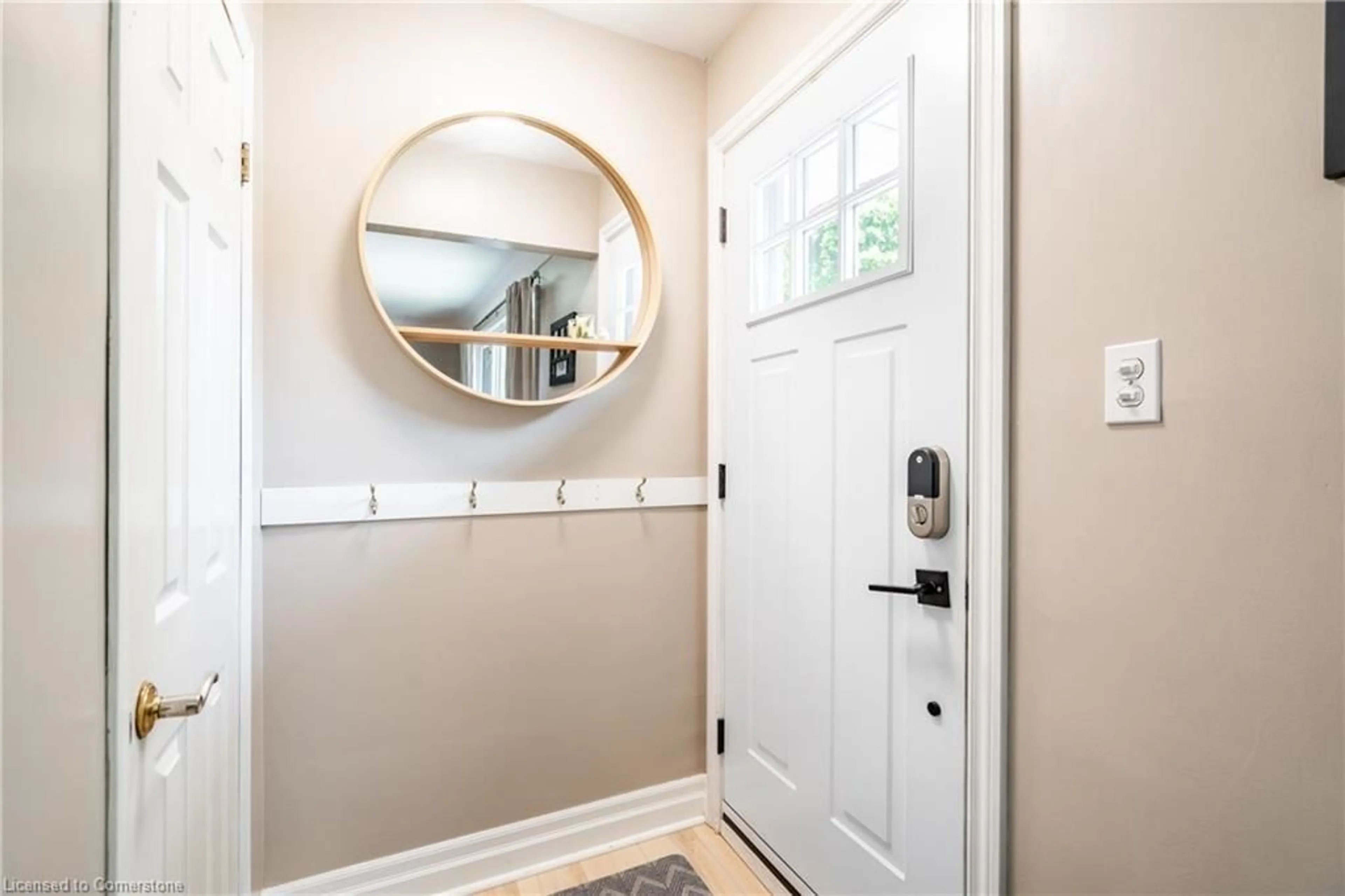 Indoor entryway for 199 Fernwood Cres, Hamilton Ontario L8T 3L5