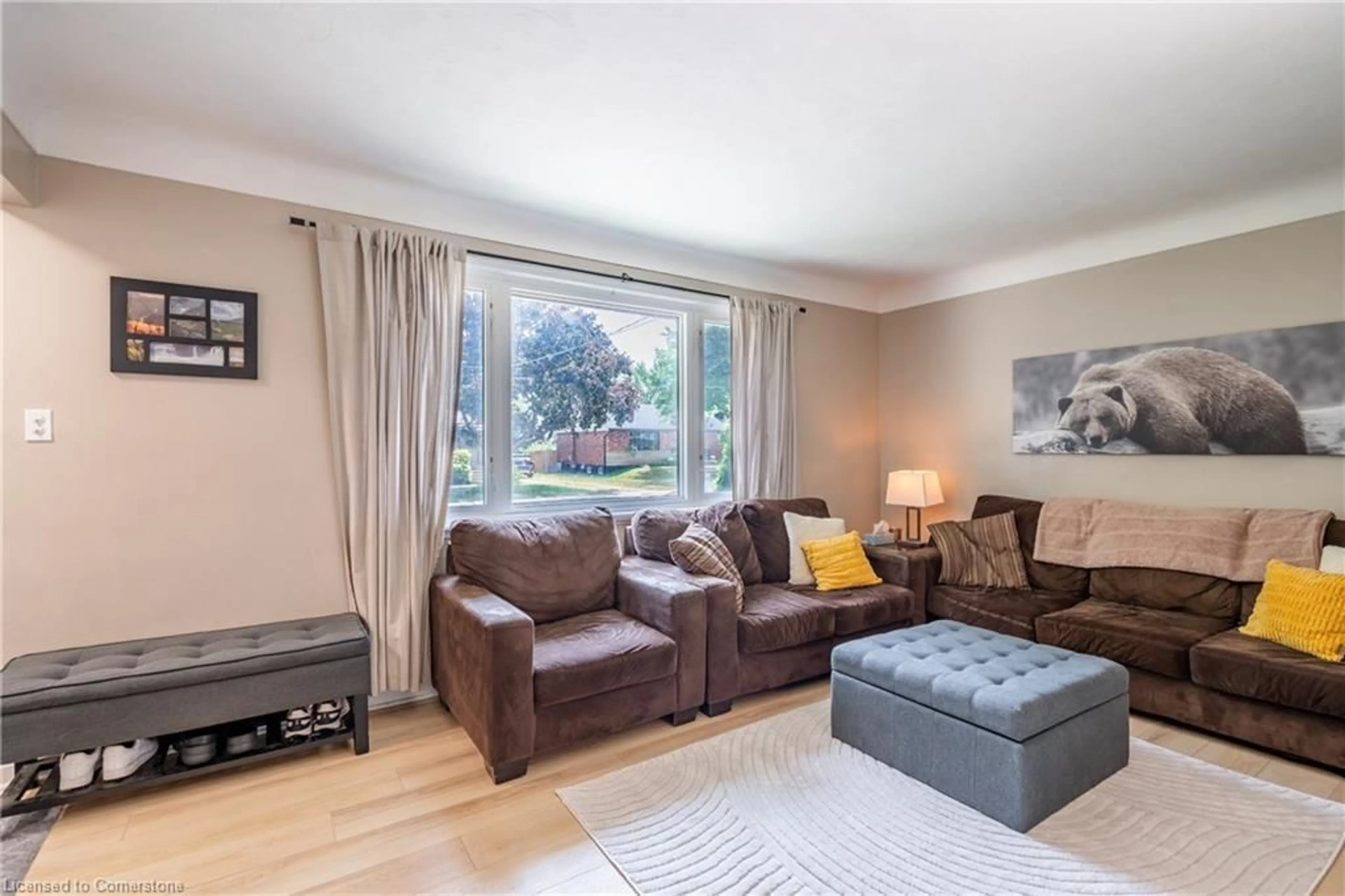Living room with furniture, wood/laminate floor for 199 Fernwood Cres, Hamilton Ontario L8T 3L5