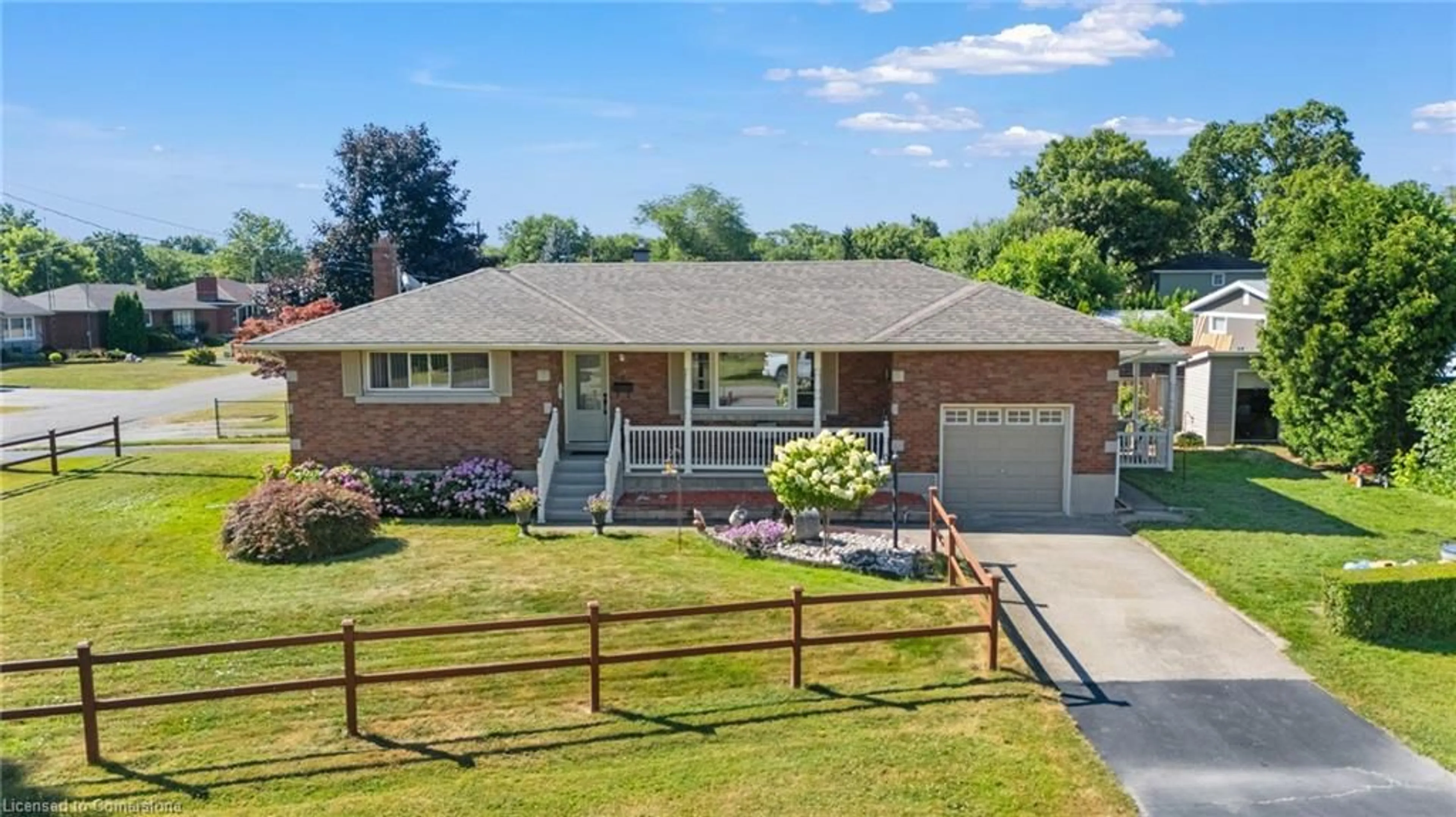 A pic from outside/outdoor area/front of a property/back of a property/a pic from drone, street for 4 Cayuga St, St. Catharines Ontario L2R 1E5