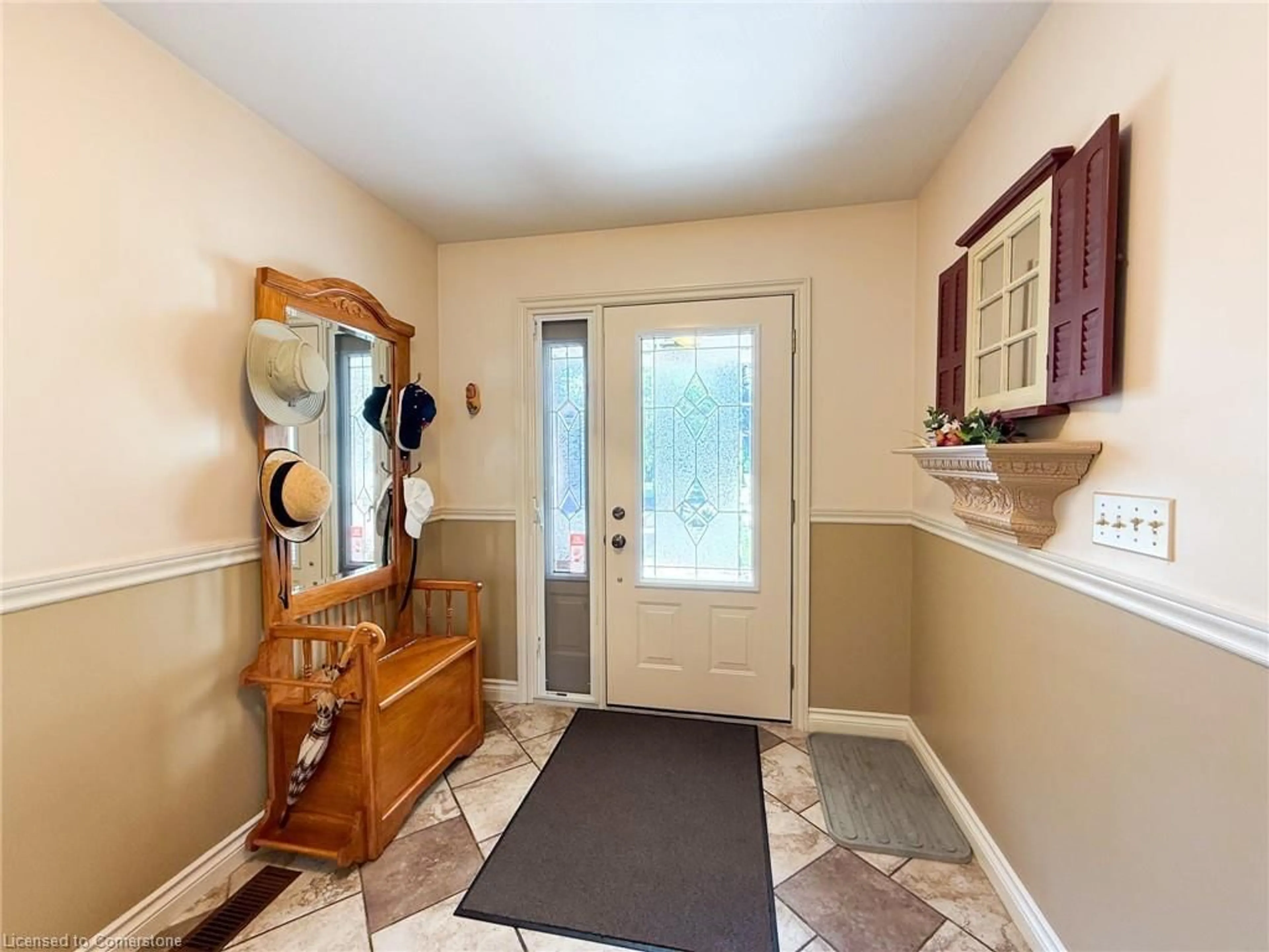 Indoor entryway for 115 Lynndale Rd, Simcoe Ontario N3Y 4W9