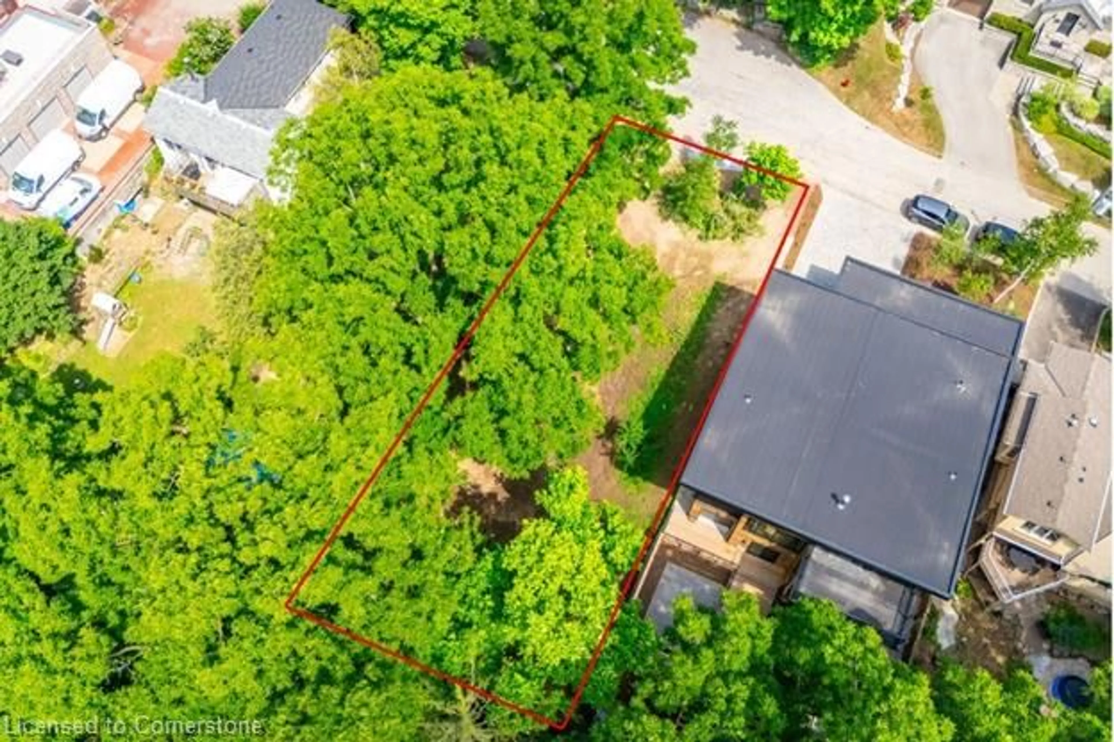 A pic from outside/outdoor area/front of a property/back of a property/a pic from drone, forest/trees view for 98 Alma St, Dundas Ontario L9H 2E4