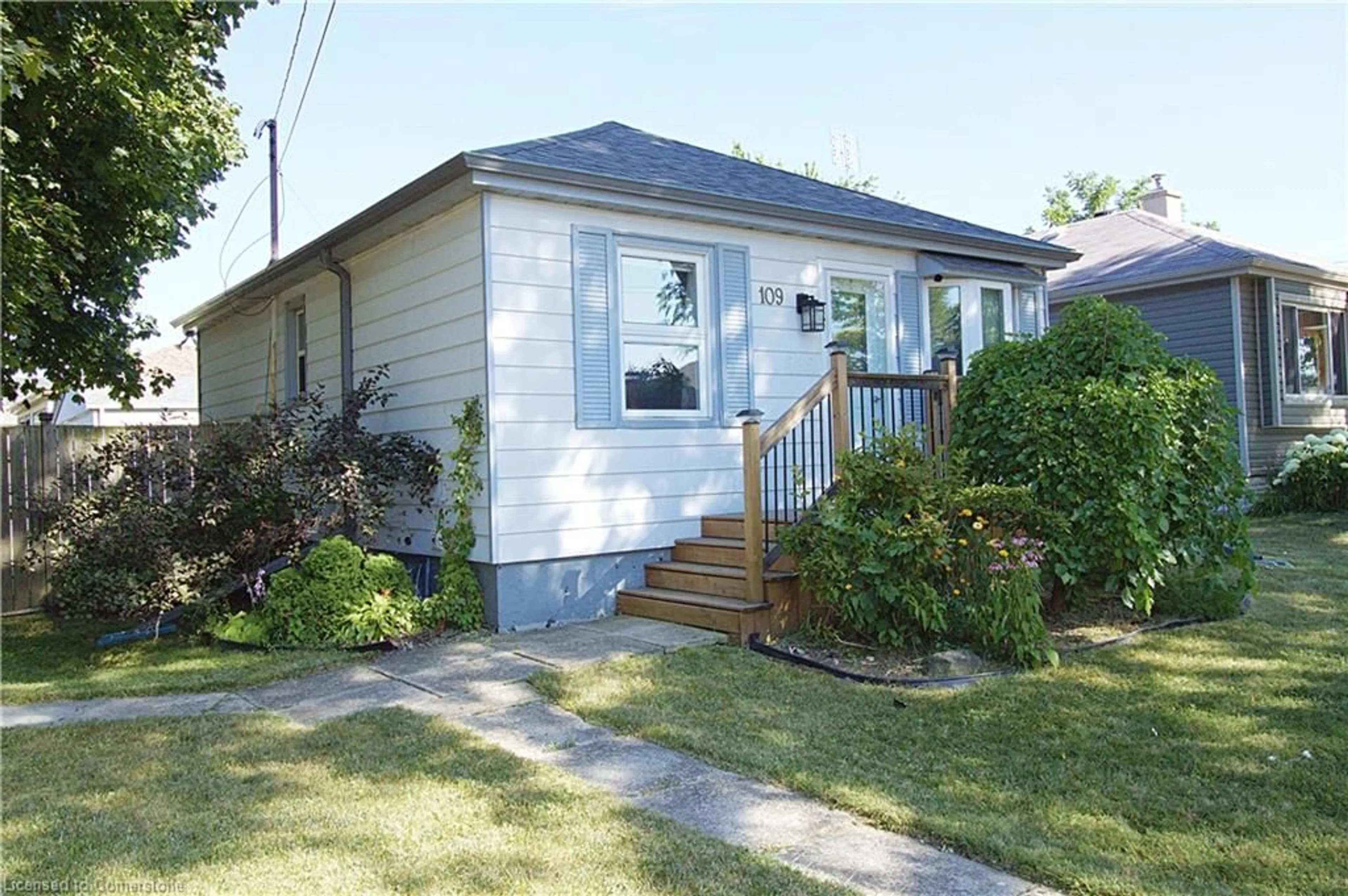 Home with vinyl exterior material, street for 109 Warren Ave, Hamilton Ontario L9A 3C9