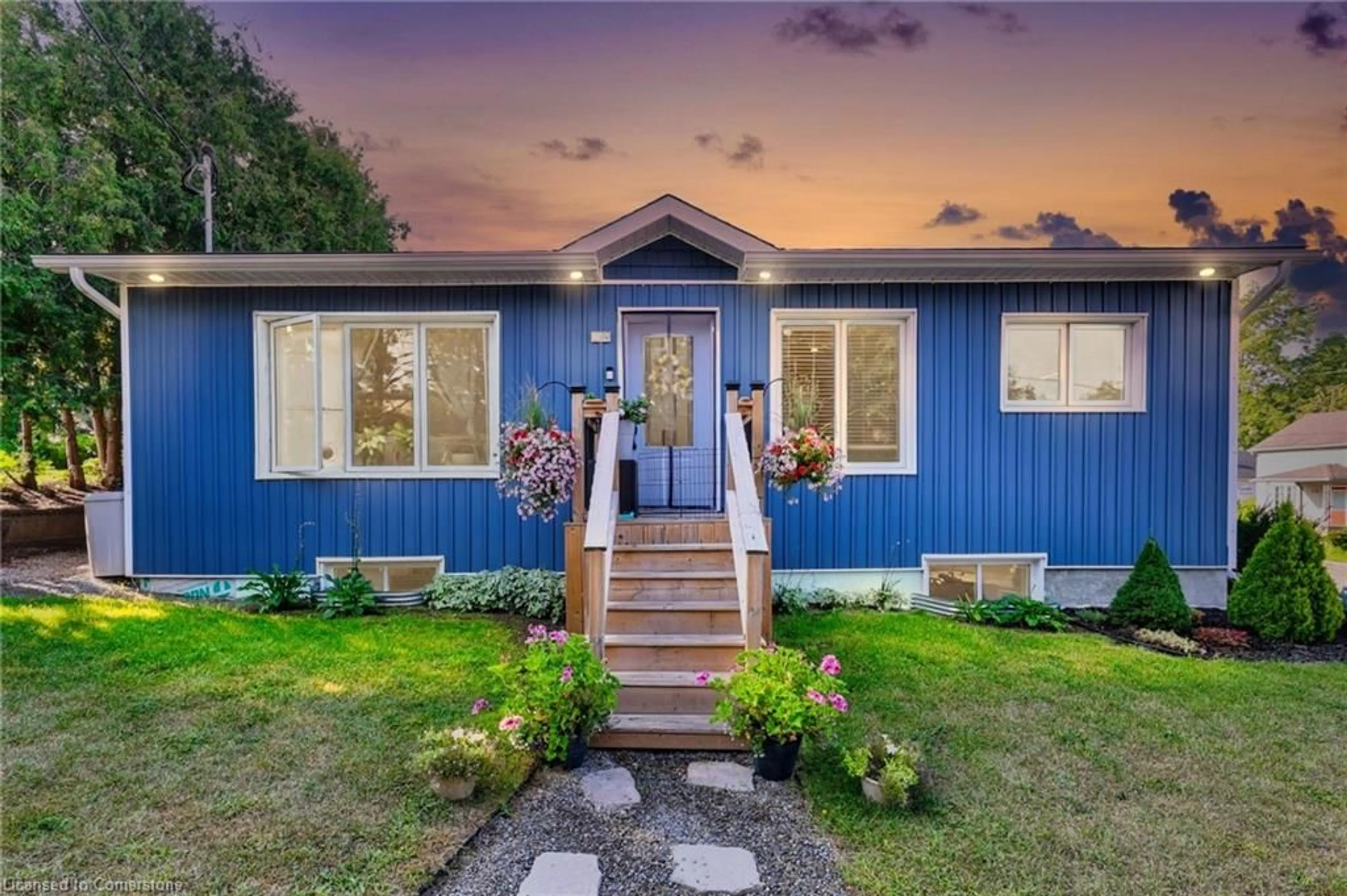 Home with vinyl exterior material, street for 32 Nichol St, Waterford Ontario N0E 1Y0