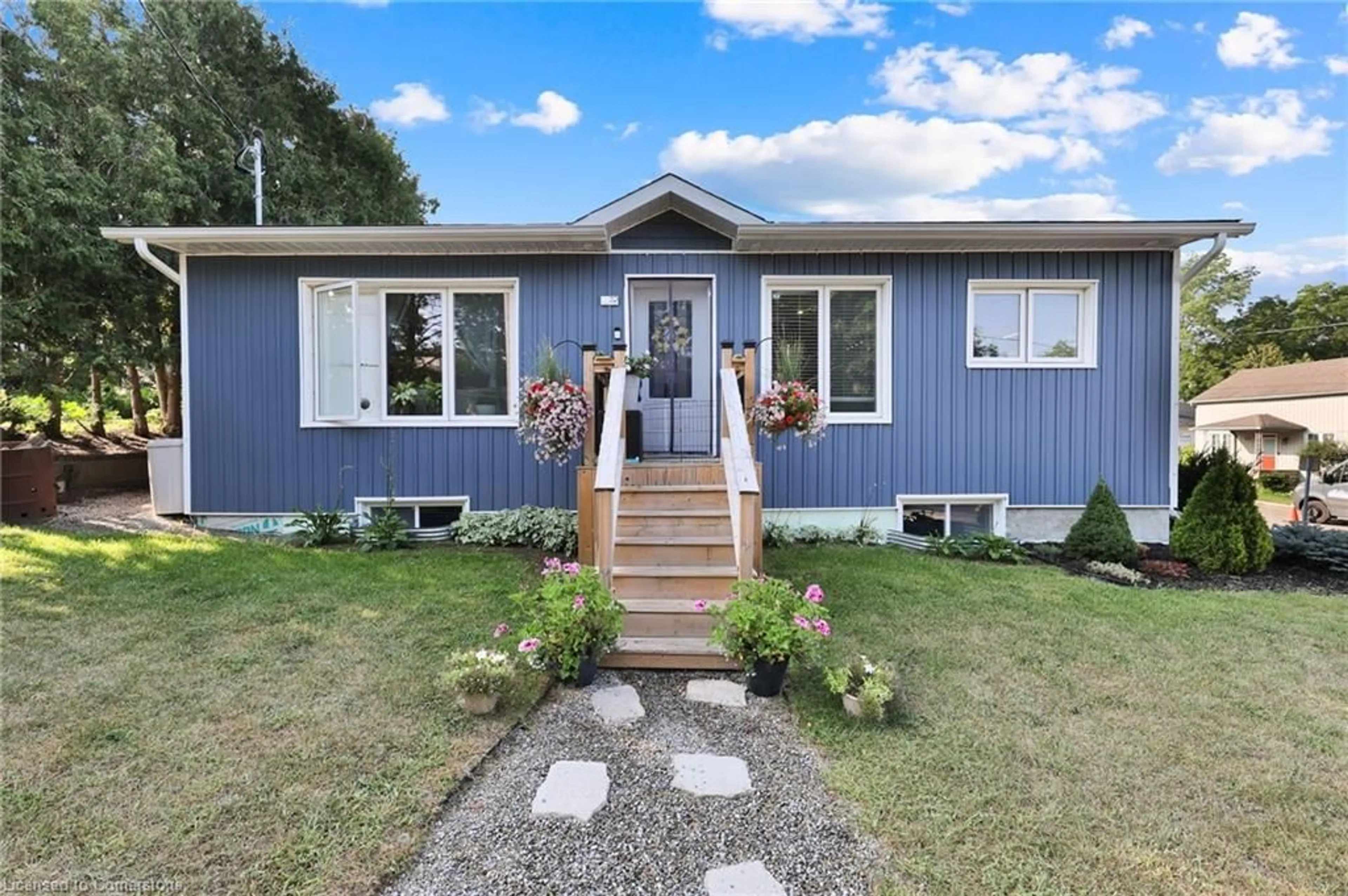 Home with vinyl exterior material, street for 32 Nichol St, Waterford Ontario N0E 1Y0
