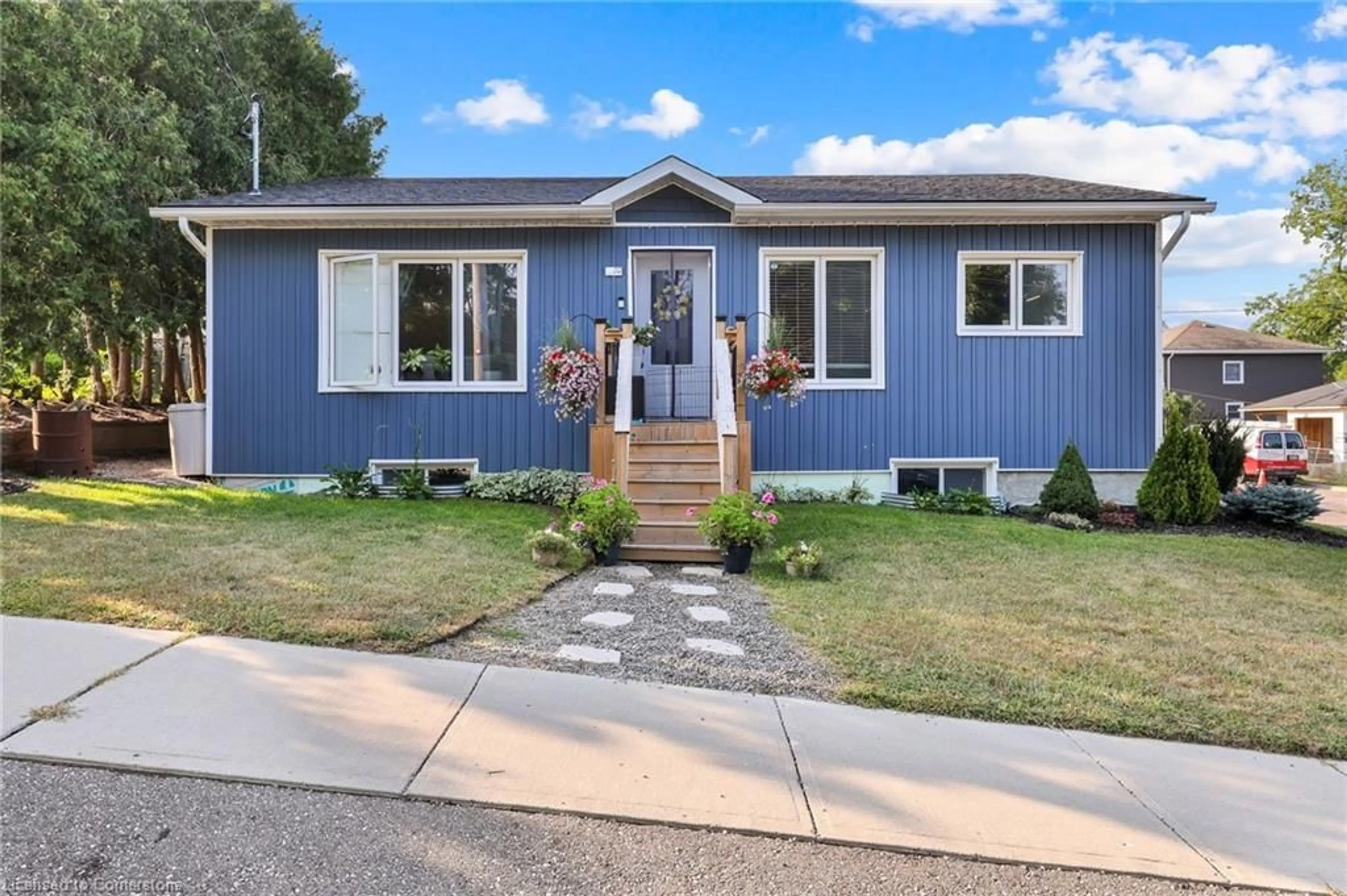 Home with vinyl exterior material, street for 32 Nichol St, Waterford Ontario N0E 1Y0