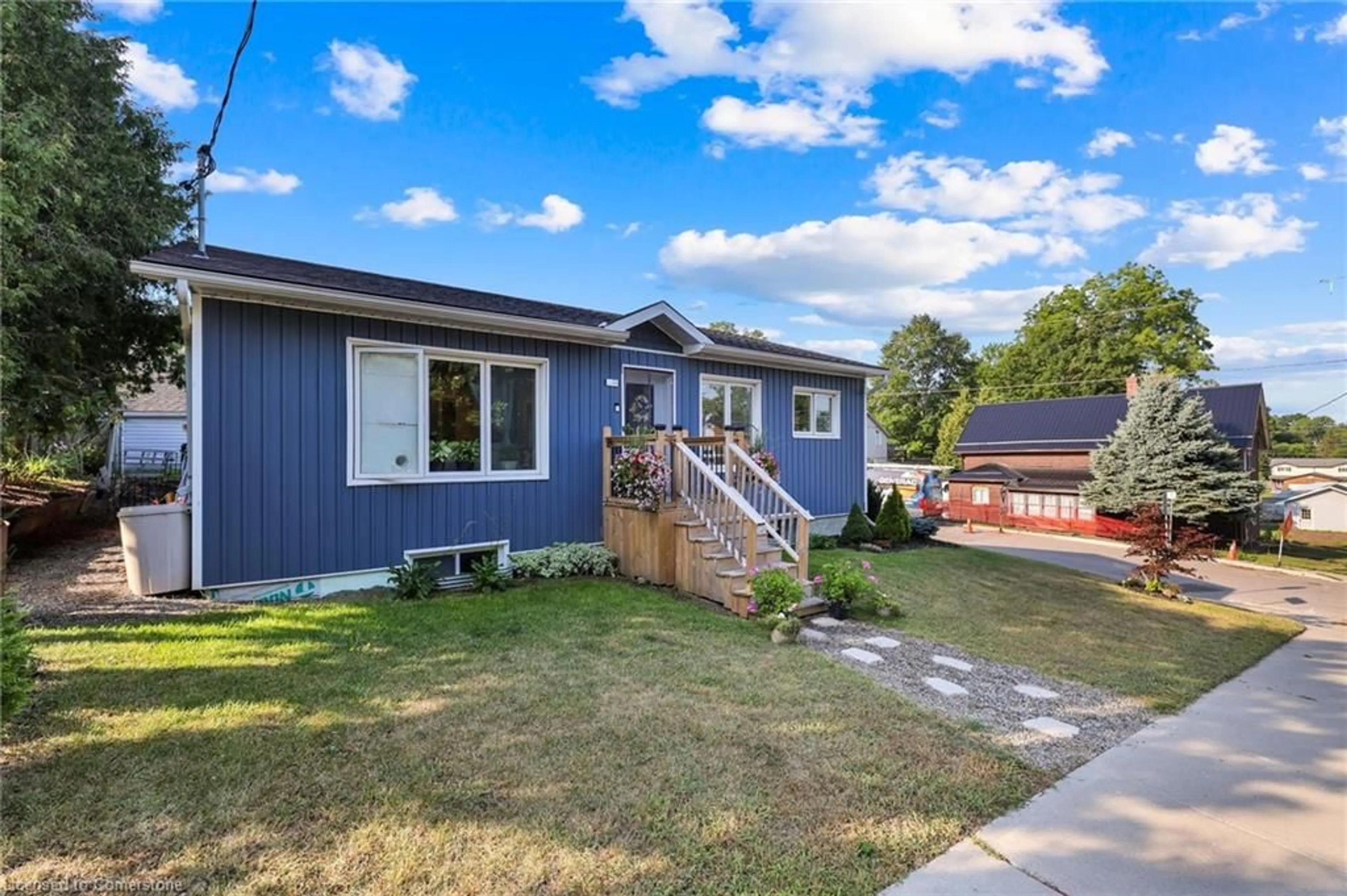 Home with vinyl exterior material, street for 32 Nichol St, Waterford Ontario N0E 1Y0