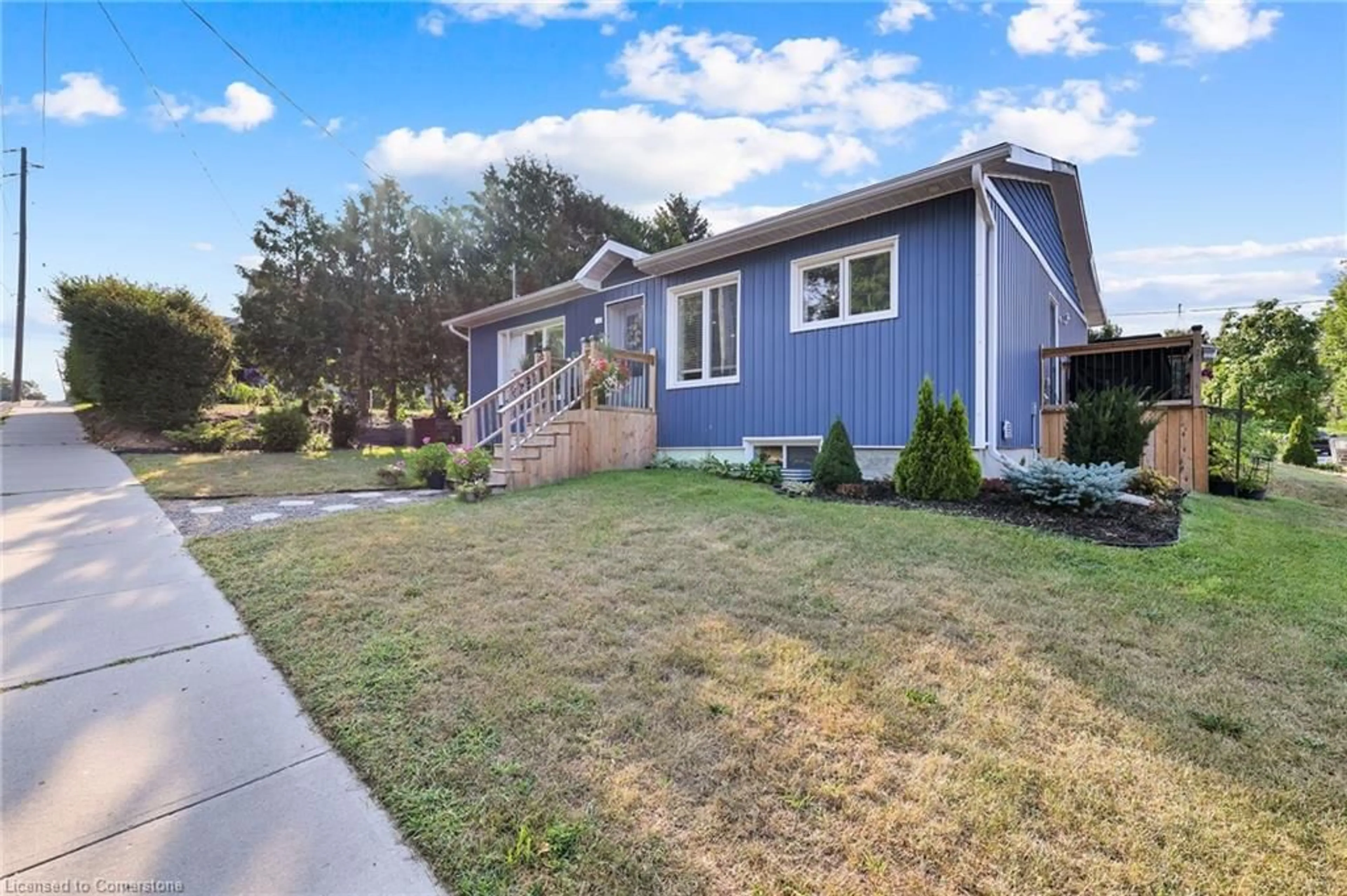 Home with vinyl exterior material, street for 32 Nichol St, Waterford Ontario N0E 1Y0