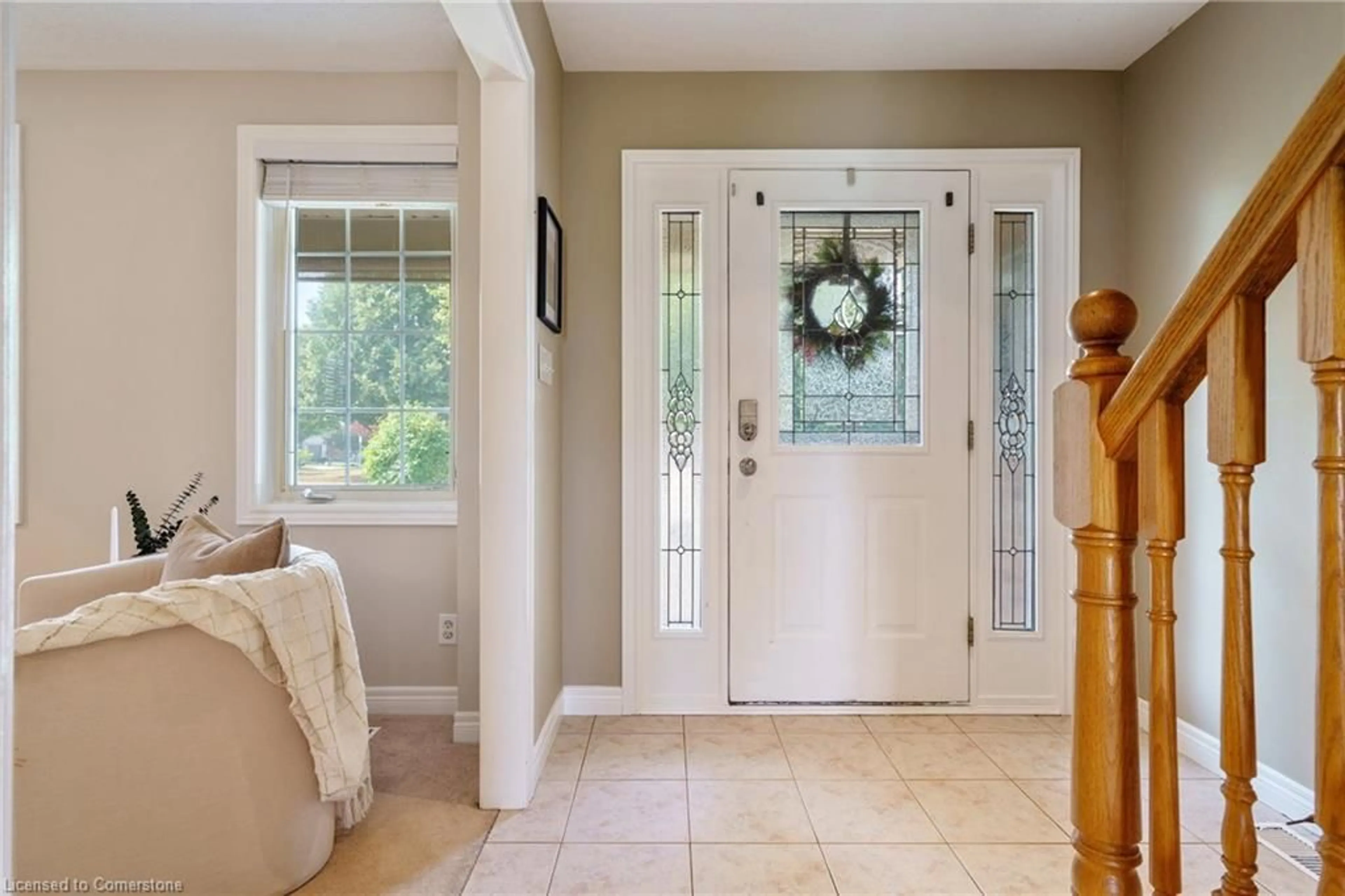 Indoor entryway for 42 Grassyplain Dr, Glanbrook Ontario L0R 1W0