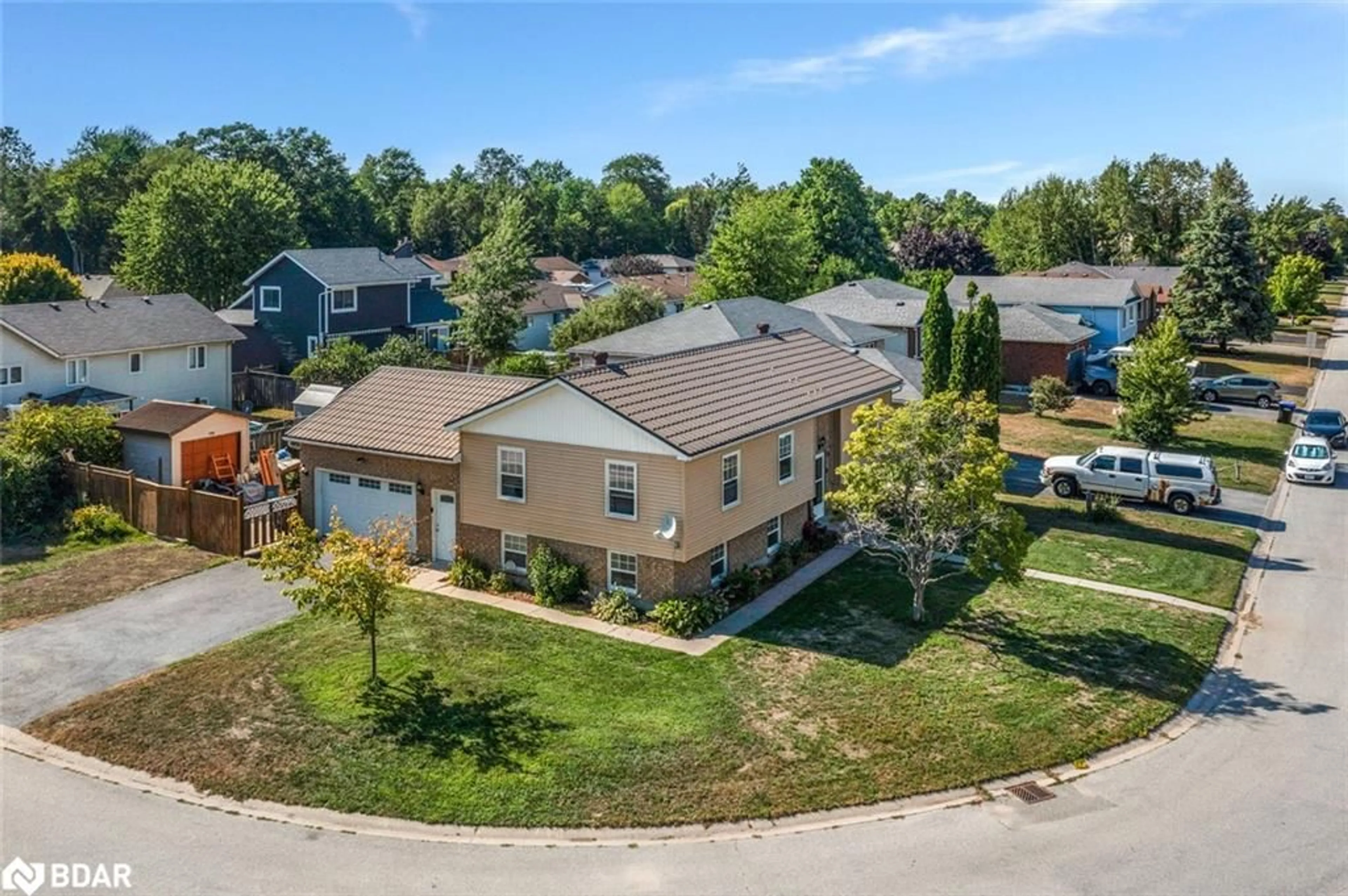 A pic from outside/outdoor area/front of a property/back of a property/a pic from drone, street for 62 Riverdale Dr, Simcoe Ontario L9Z 1G1