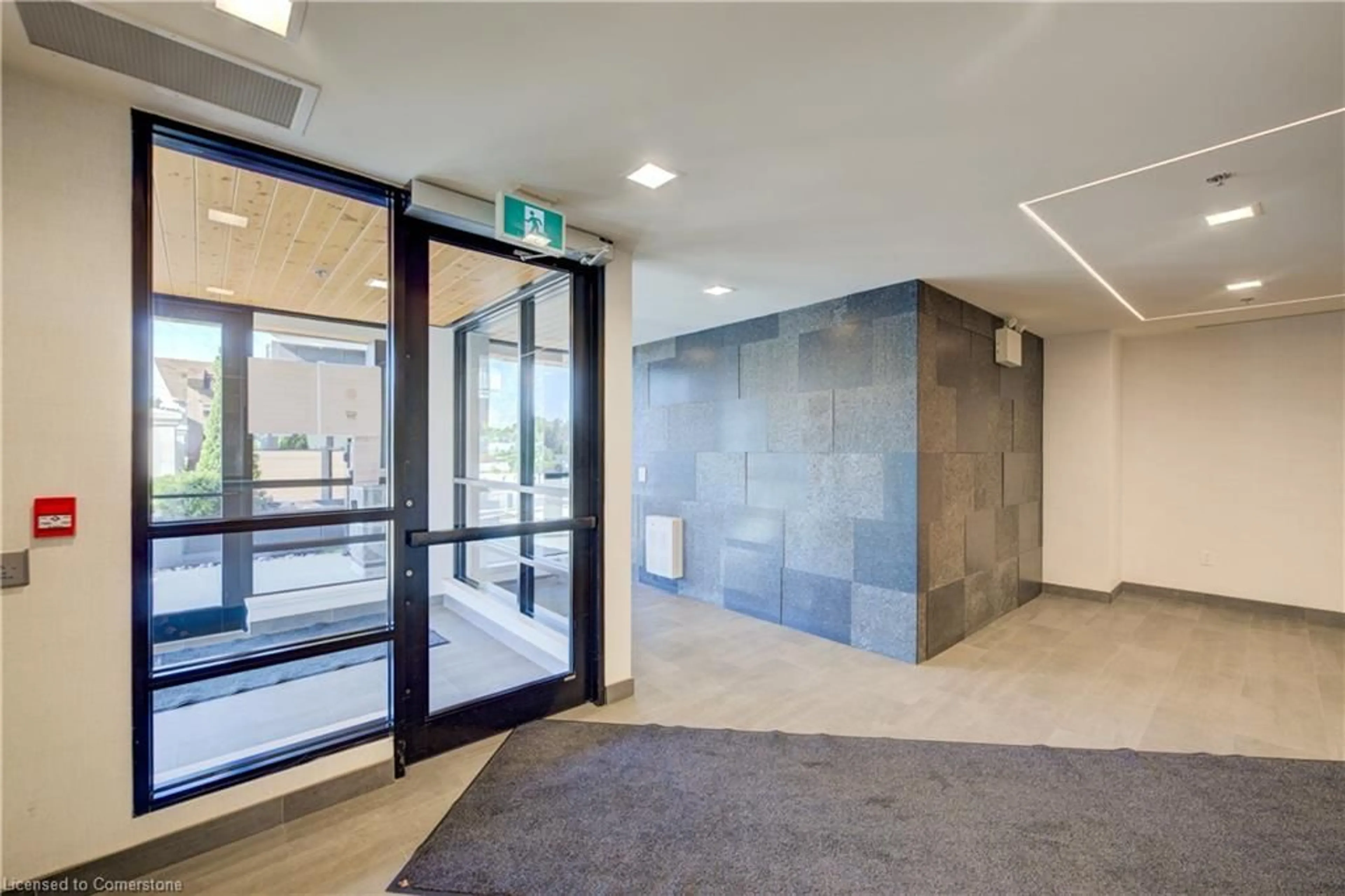 Indoor foyer for 247 Northfield Dr #509, Waterloo Ontario N2K 0H1