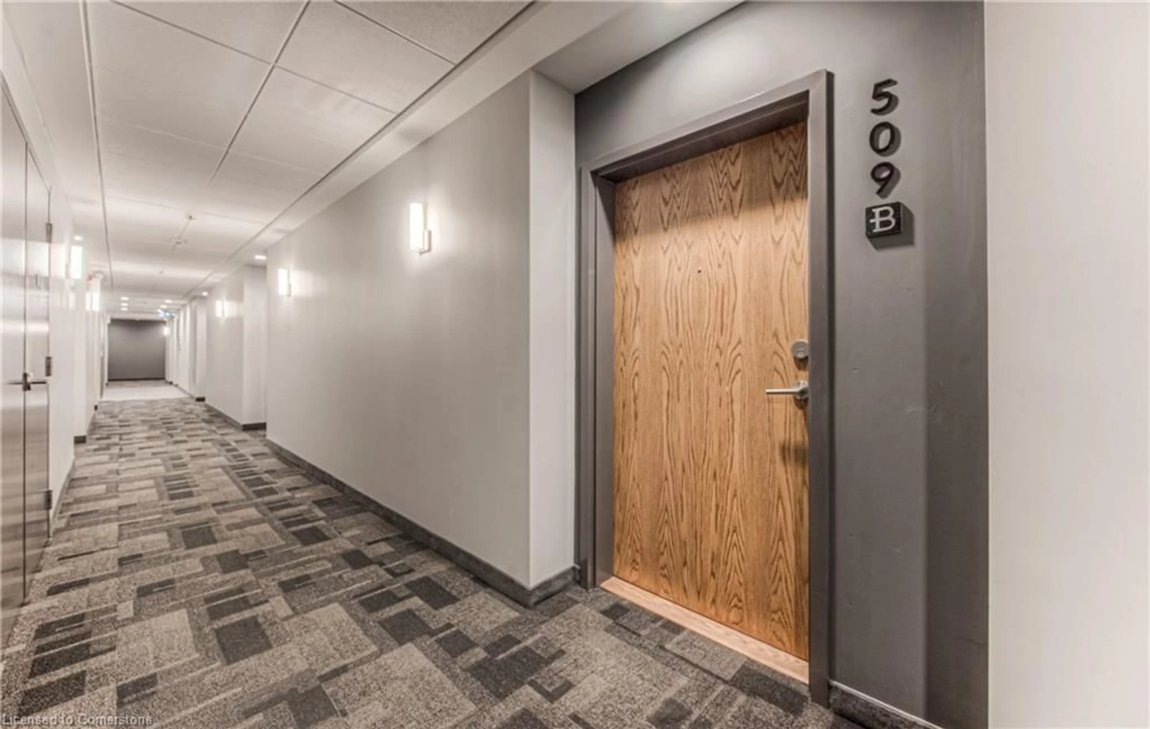 Indoor foyer for 247 Northfield Dr #509, Waterloo Ontario N2K 0H1