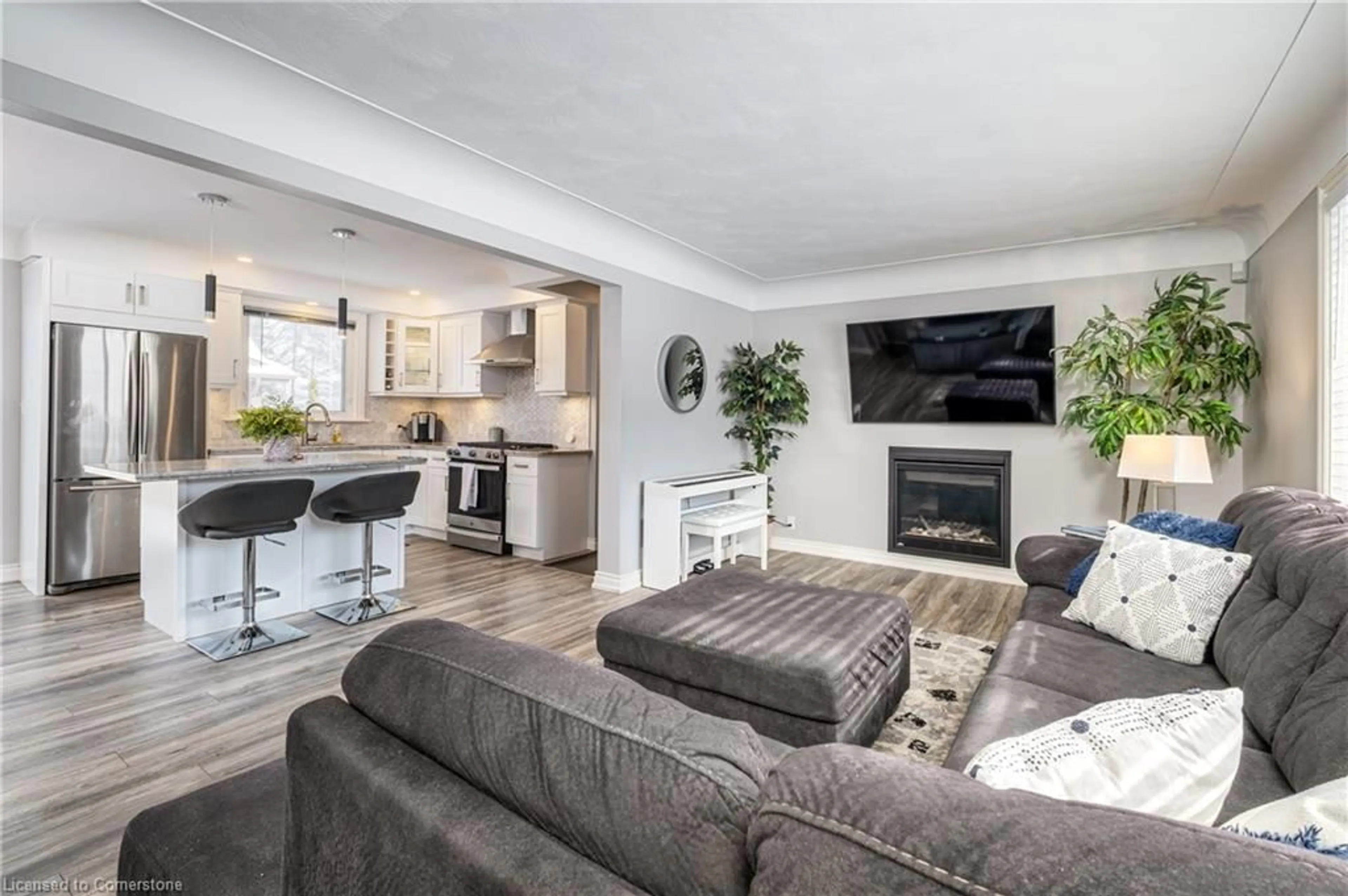 Living room with furniture, unknown for 16 Trevor Dr, Stoney Creek Ontario L8G 1N2