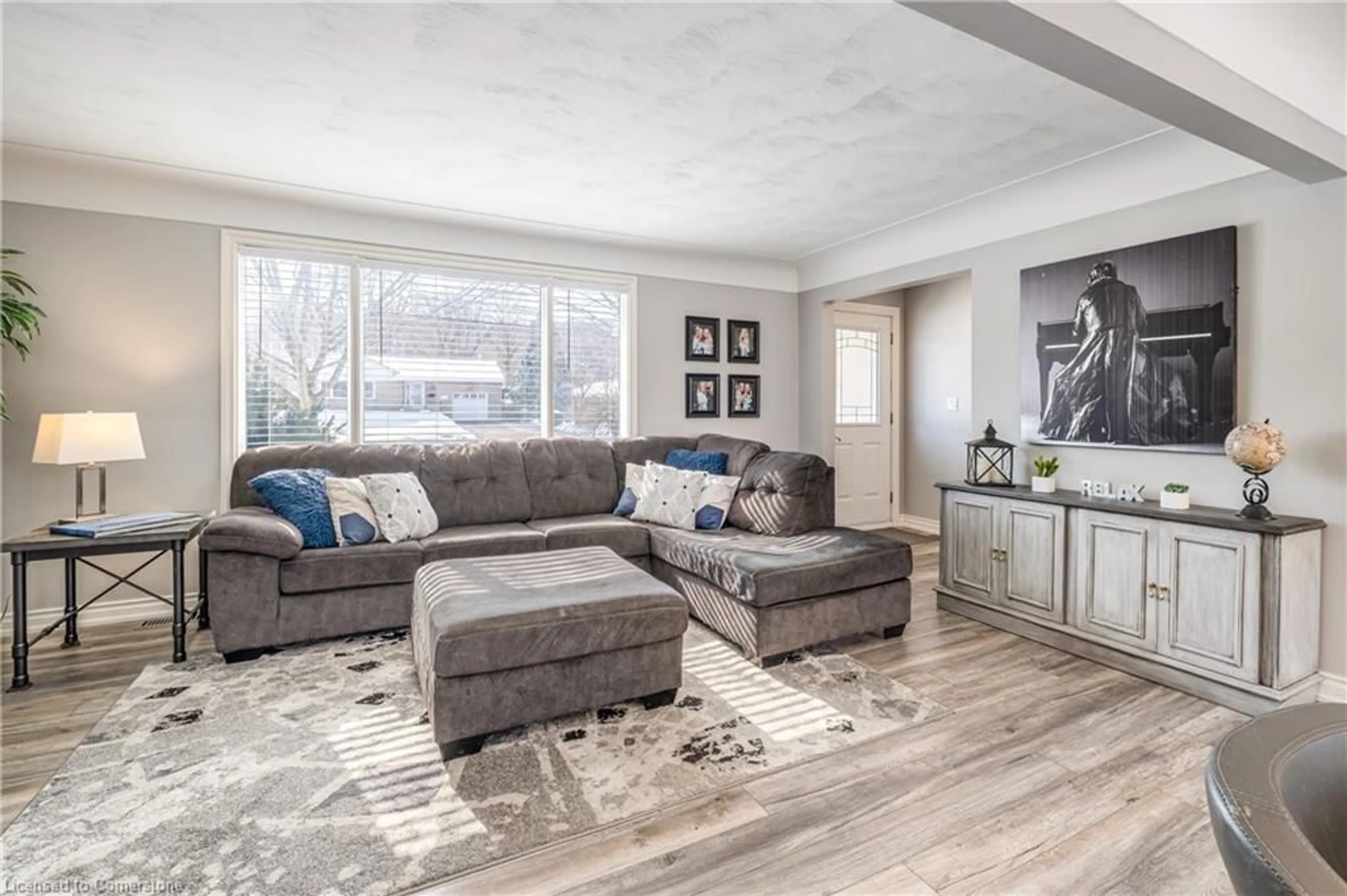 Living room with furniture, unknown for 16 Trevor Dr, Stoney Creek Ontario L8G 1N2