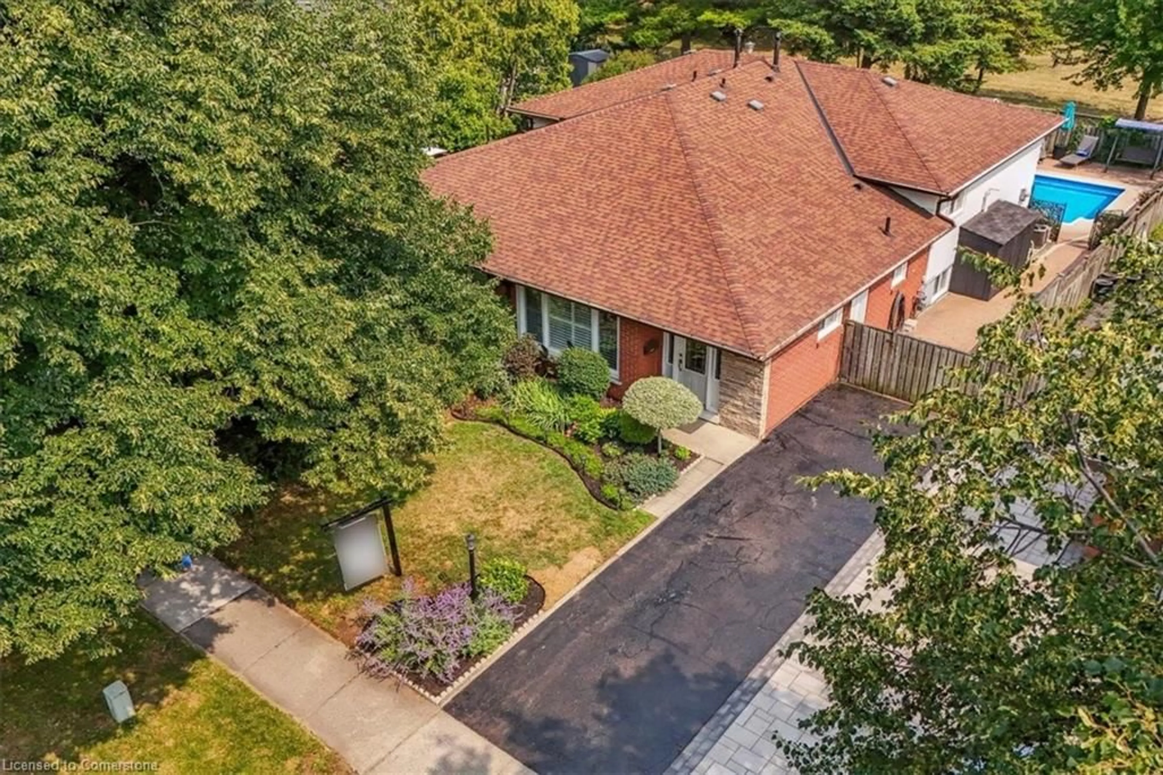 A pic from outside/outdoor area/front of a property/back of a property/a pic from drone, street for 1970 Carrera Lane, Mississauga Ontario L5J 1C5