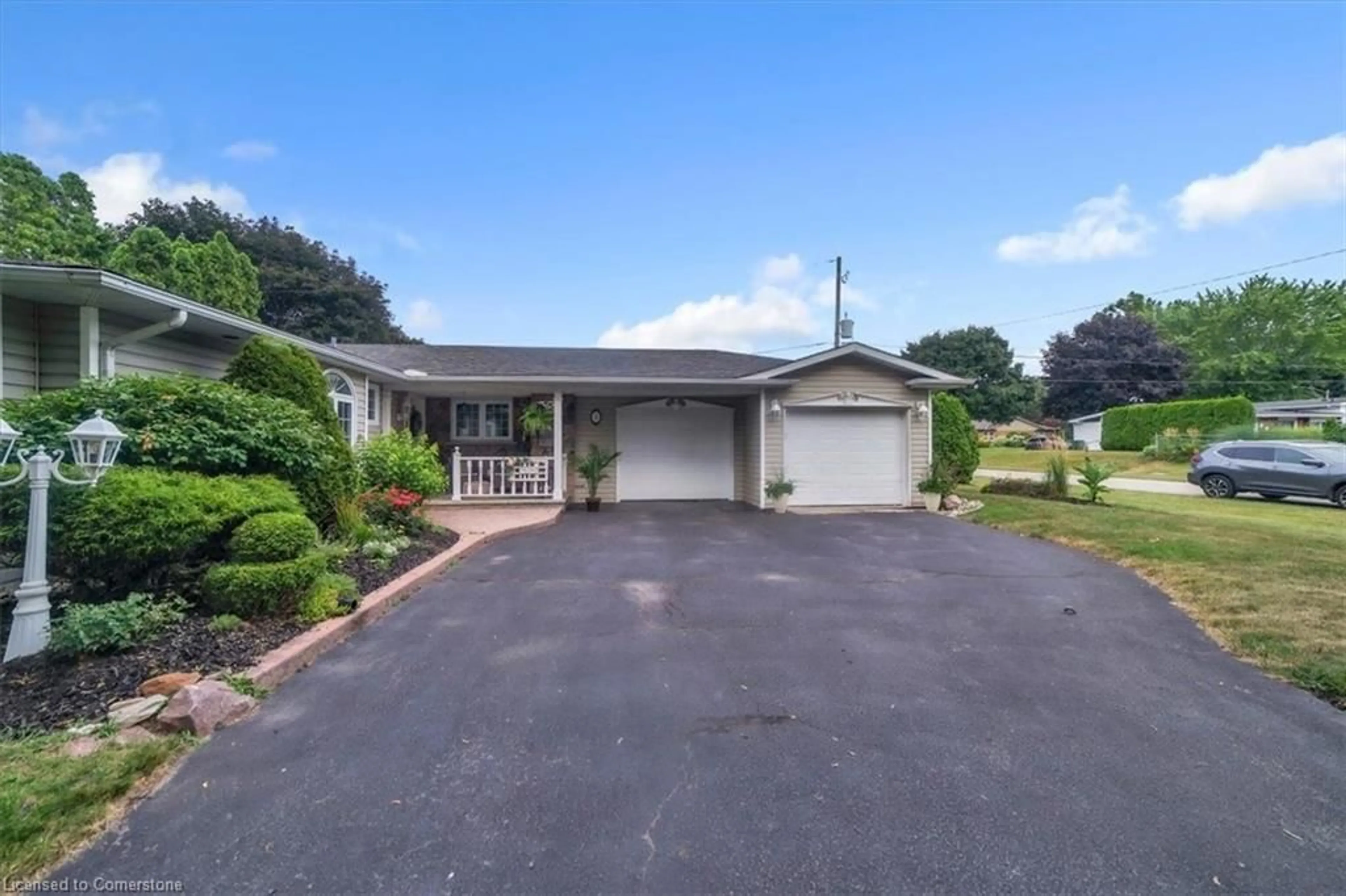 A pic from outside/outdoor area/front of a property/back of a property/a pic from drone, street for 5 Burgess Dr, Grimsby Ontario L3M 2Y8
