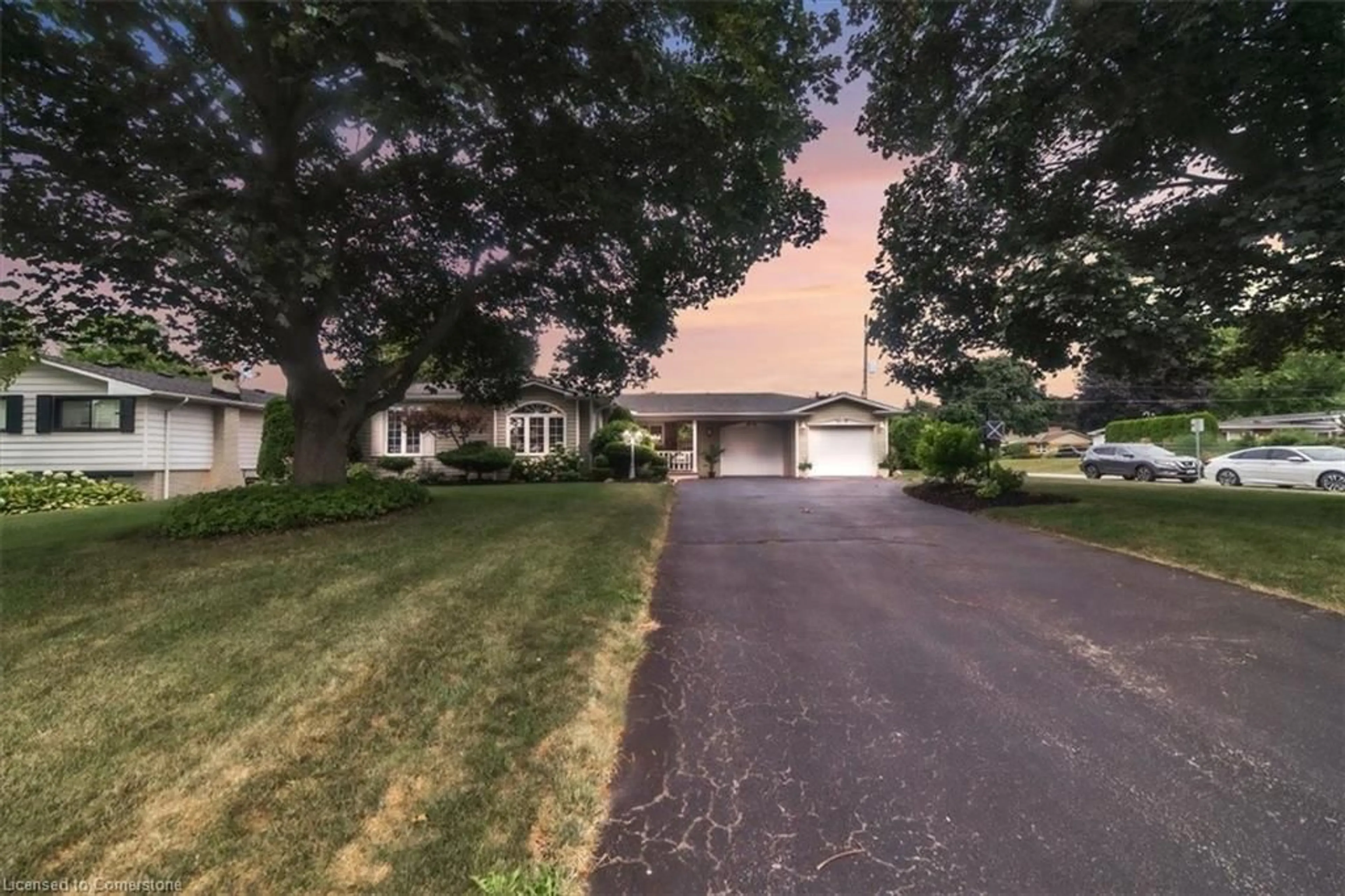 A pic from outside/outdoor area/front of a property/back of a property/a pic from drone, street for 5 Burgess Dr, Grimsby Ontario L3M 2Y8