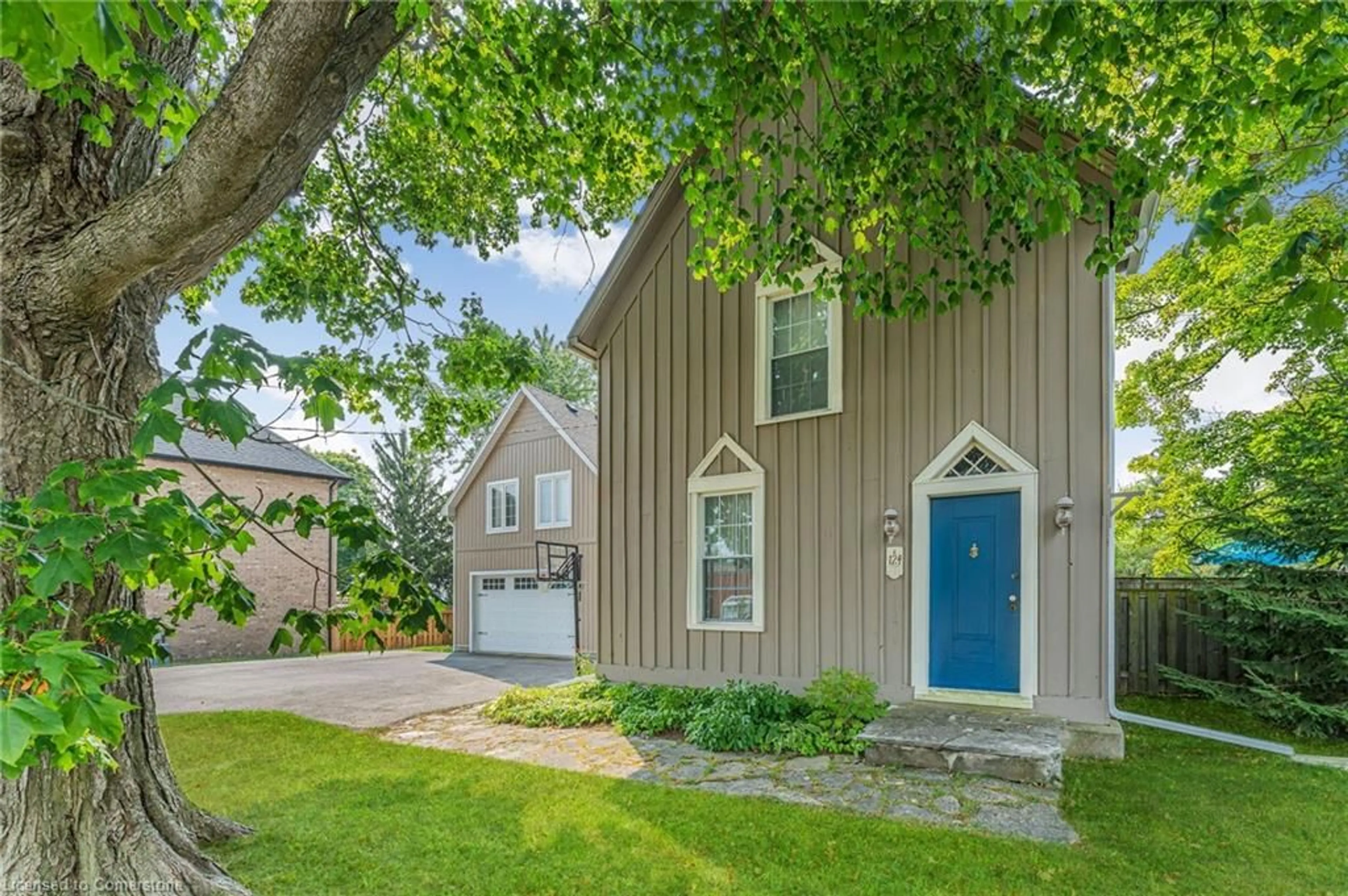 Home with vinyl exterior material, street for 124 Colver St, Smithville Ontario L0R 2A0