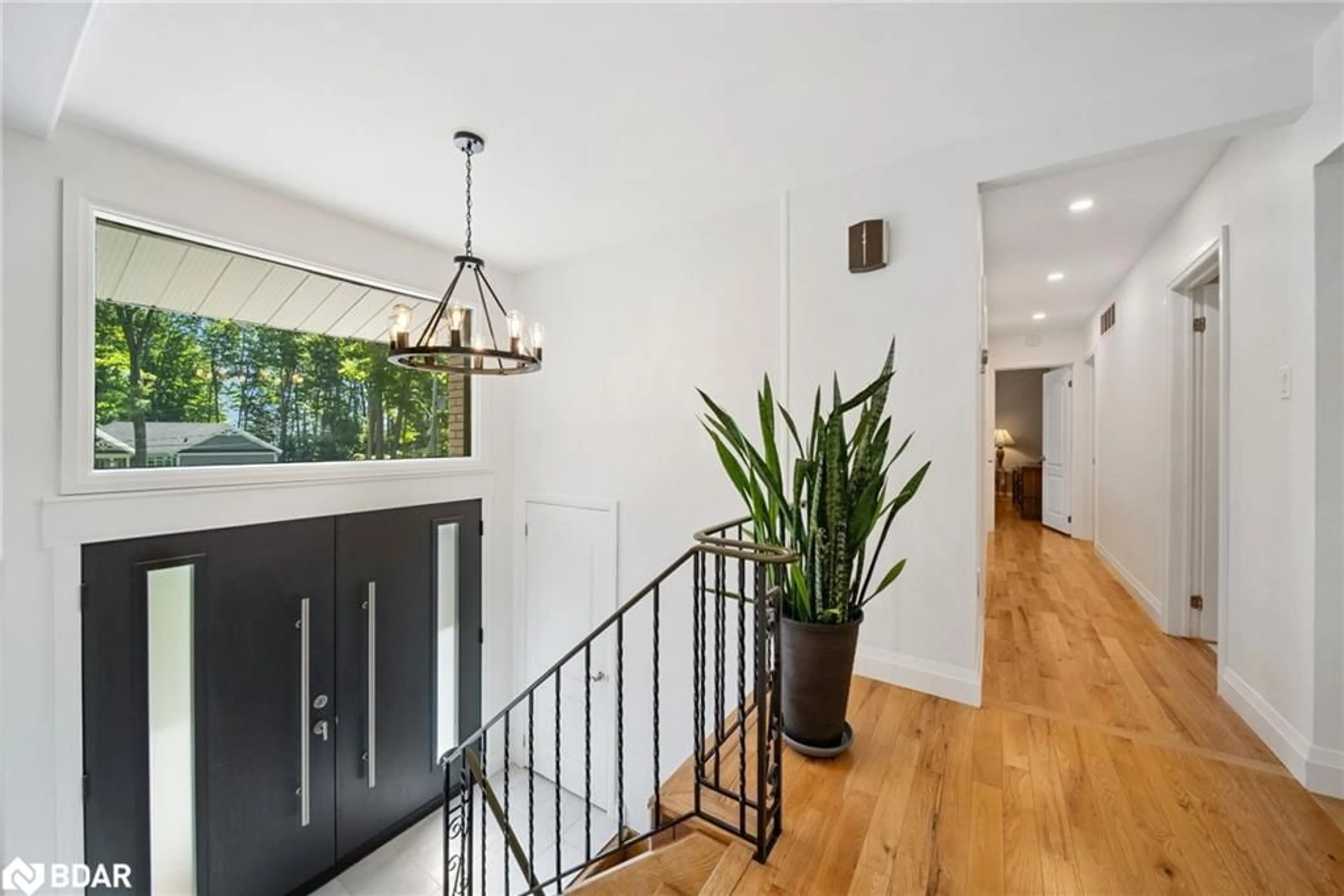 Indoor entryway for 470 Parkview Crt, Midland Ontario L4R 5G3