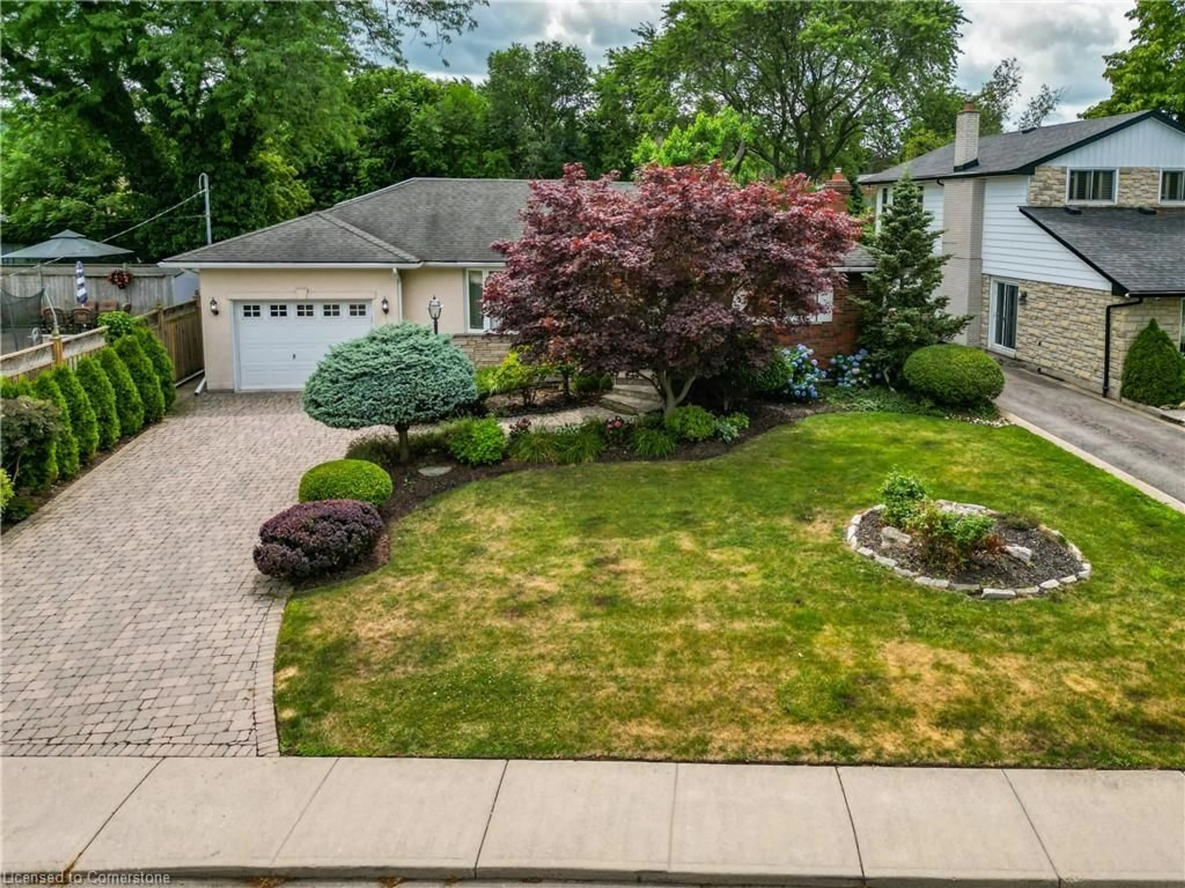 A pic from outside/outdoor area/front of a property/back of a property/a pic from drone, street for 95 Mountain Ave, Stoney Creek Ontario L8G 3P6