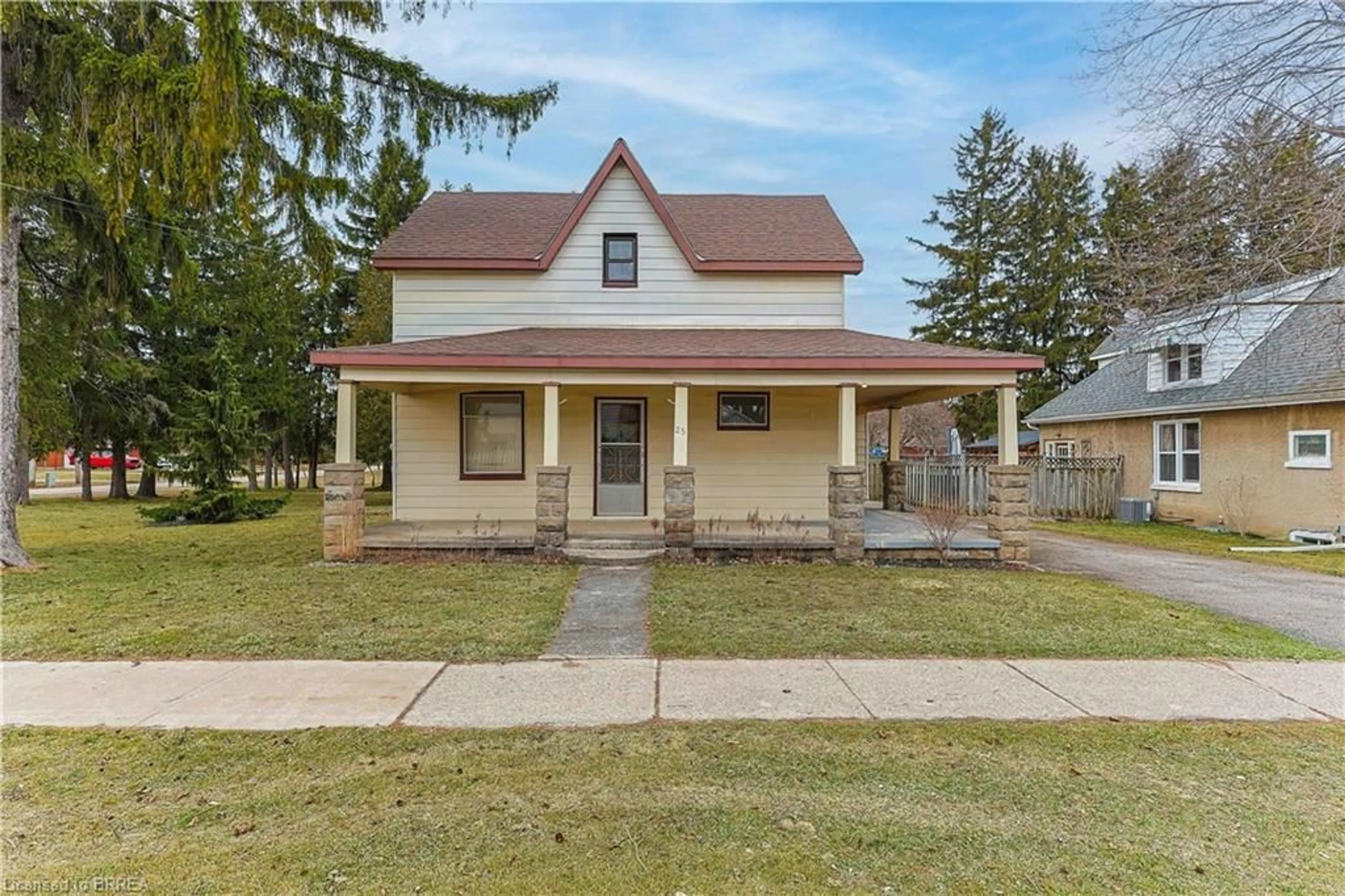 A pic from outside/outdoor area/front of a property/back of a property/a pic from drone, street for 25 Dufferin St, Burford Ontario N0E 1A0