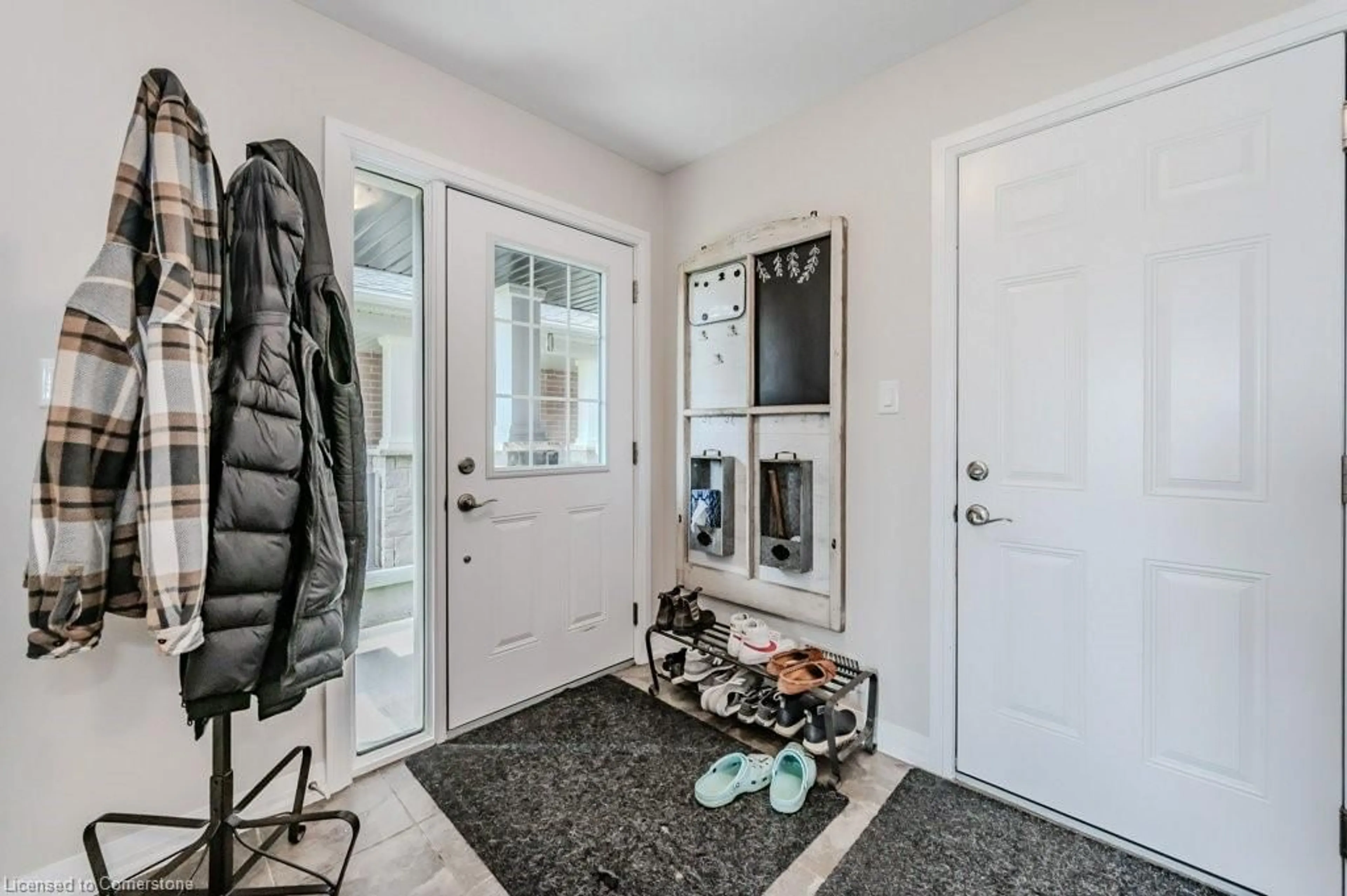Indoor entryway for 86 Monarch Woods Dr, Kitchener Ontario N2P 0K1