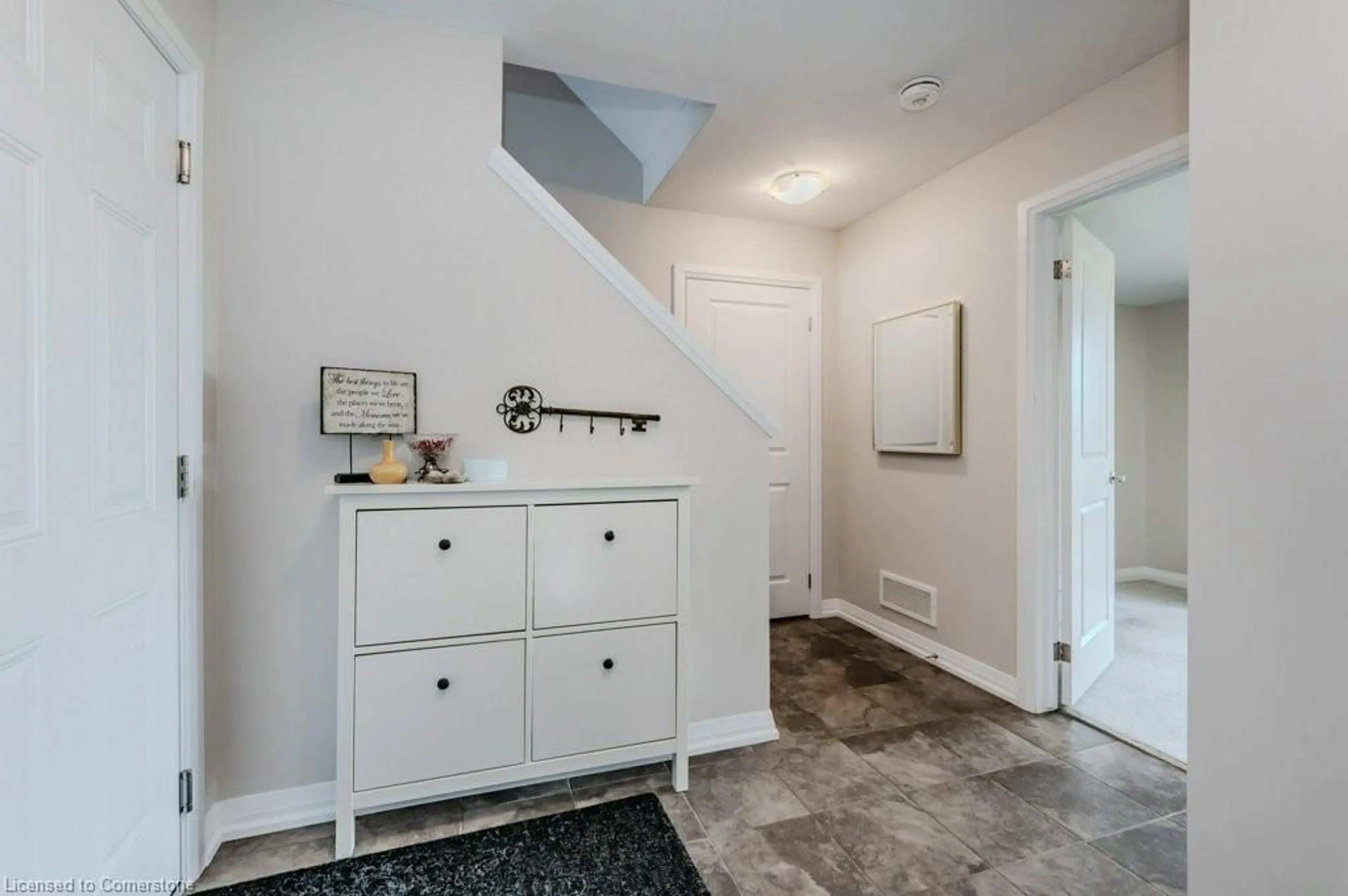 Indoor entryway for 86 Monarch Woods Dr, Kitchener Ontario N2P 0K1