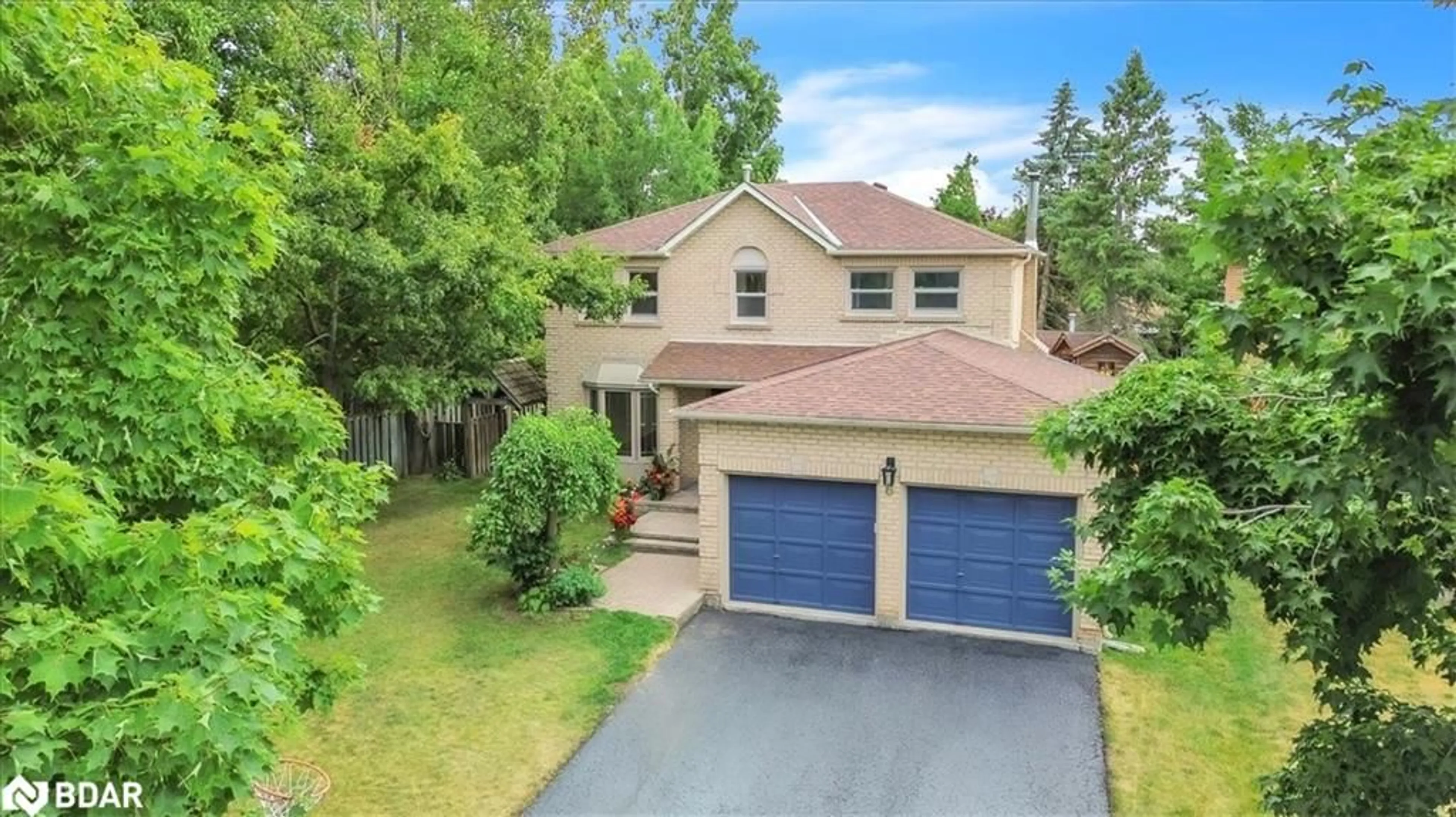 A pic from outside/outdoor area/front of a property/back of a property/a pic from drone, street for 6 Milne Crt, Barrie Ontario L4N 7J1