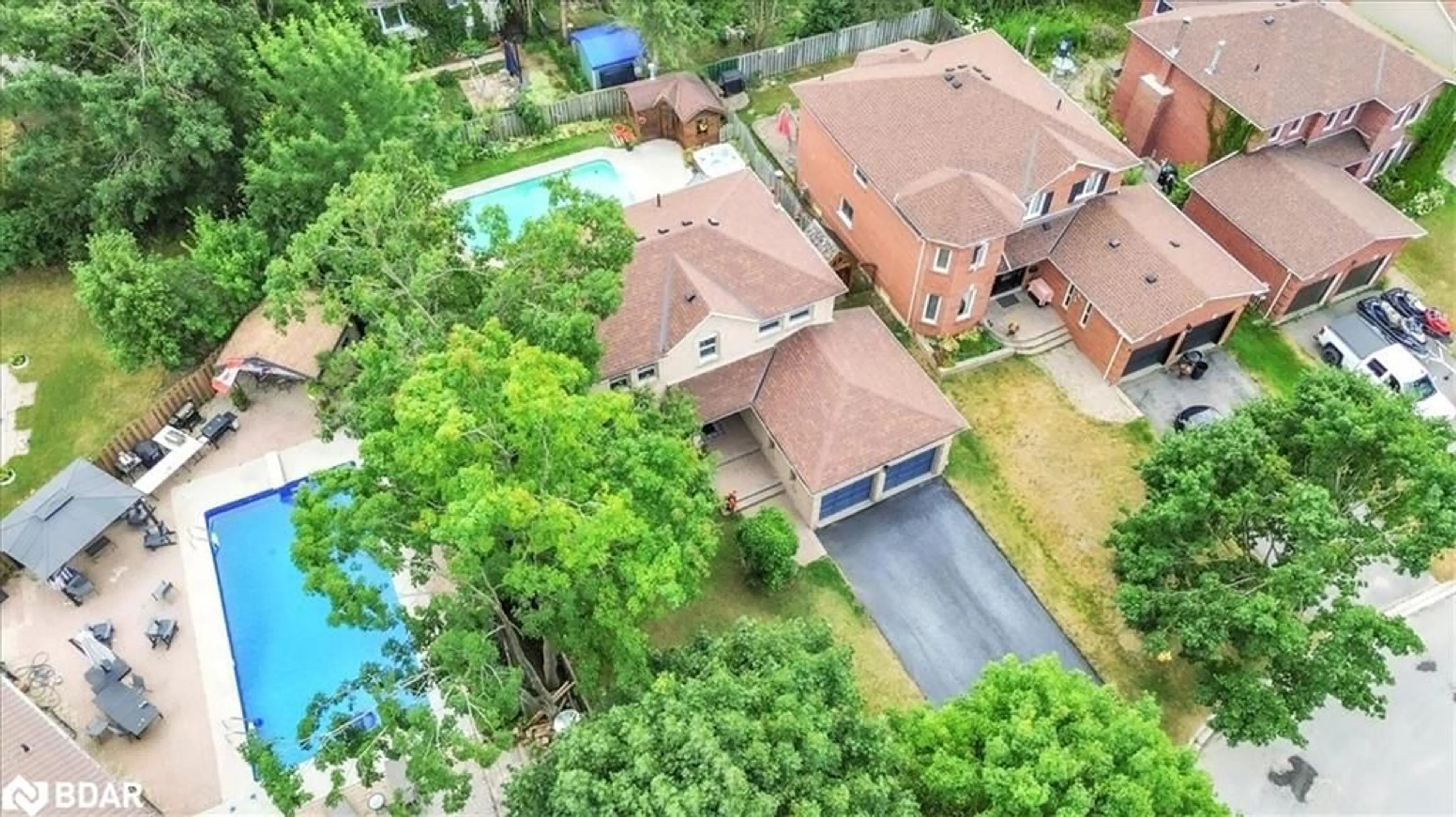 A pic from outside/outdoor area/front of a property/back of a property/a pic from drone, street for 6 Milne Crt, Barrie Ontario L4N 7J1