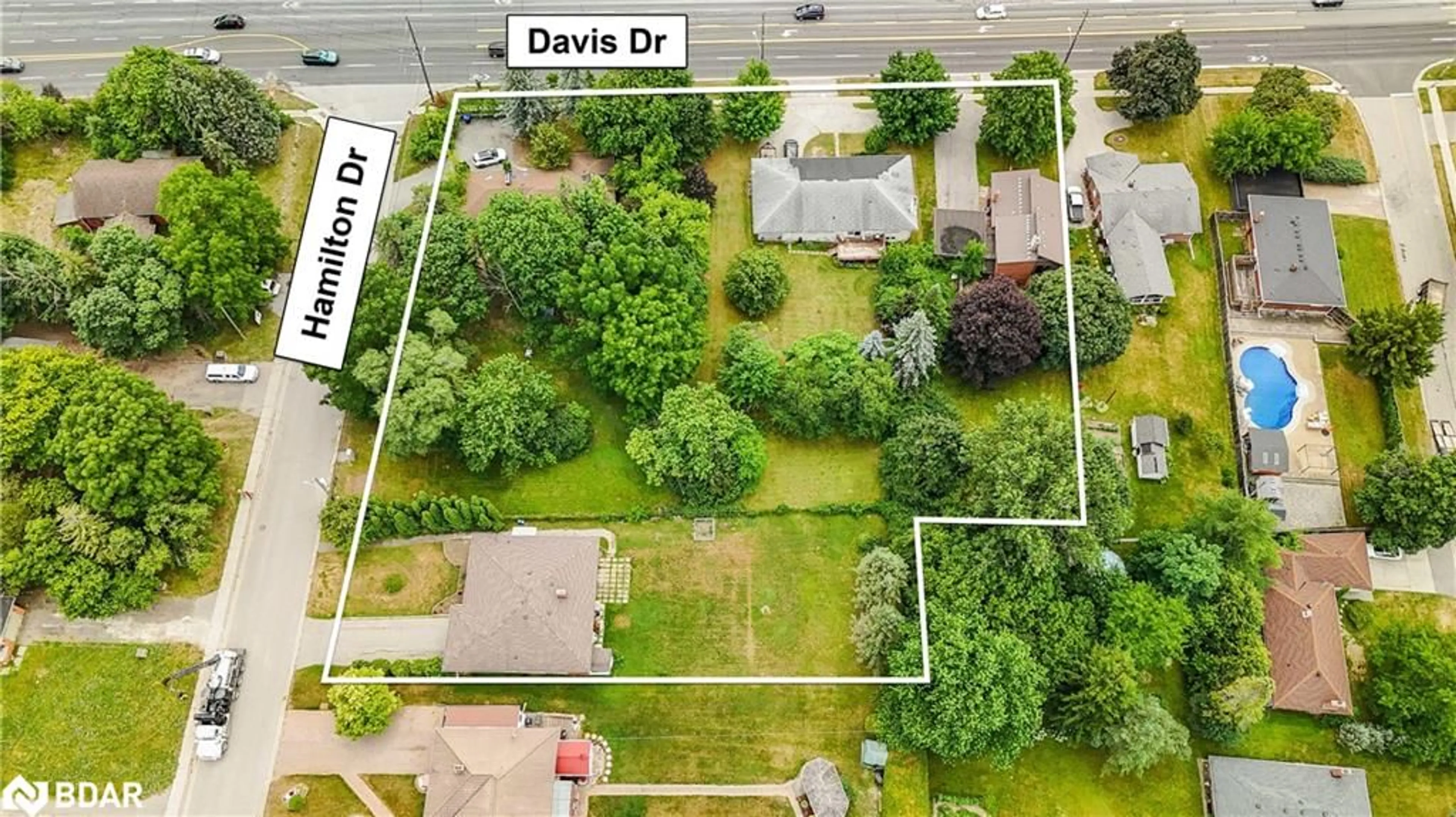 A pic from outside/outdoor area/front of a property/back of a property/a pic from drone, city buildings view from balcony for 1015,1025,129 D Hamilton Dr, Newmarket Ontario L3Y 3E8