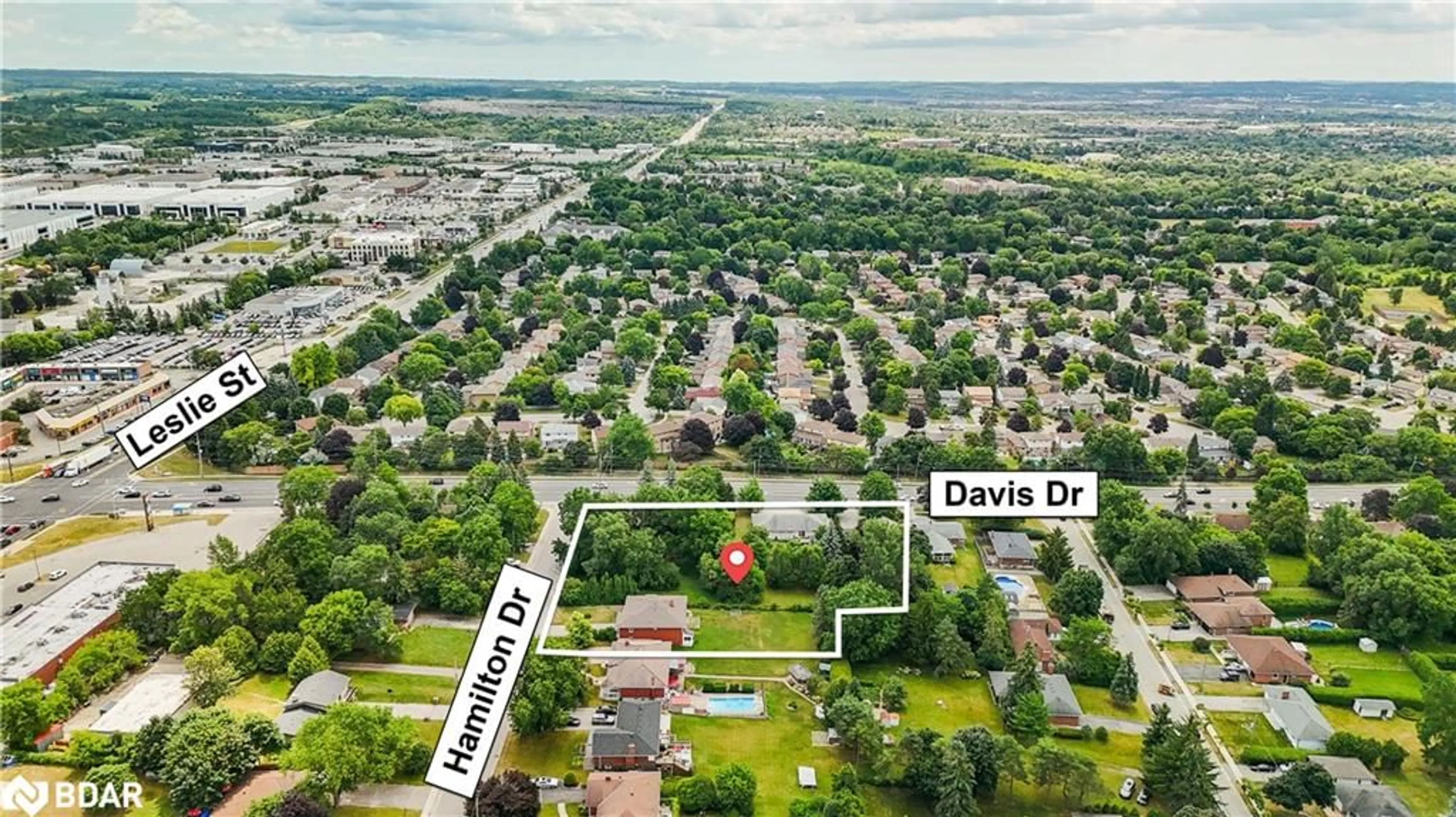A pic from outside/outdoor area/front of a property/back of a property/a pic from drone, street for 1015,1025,129 D Hamilton Dr, Newmarket Ontario L3Y 3E8