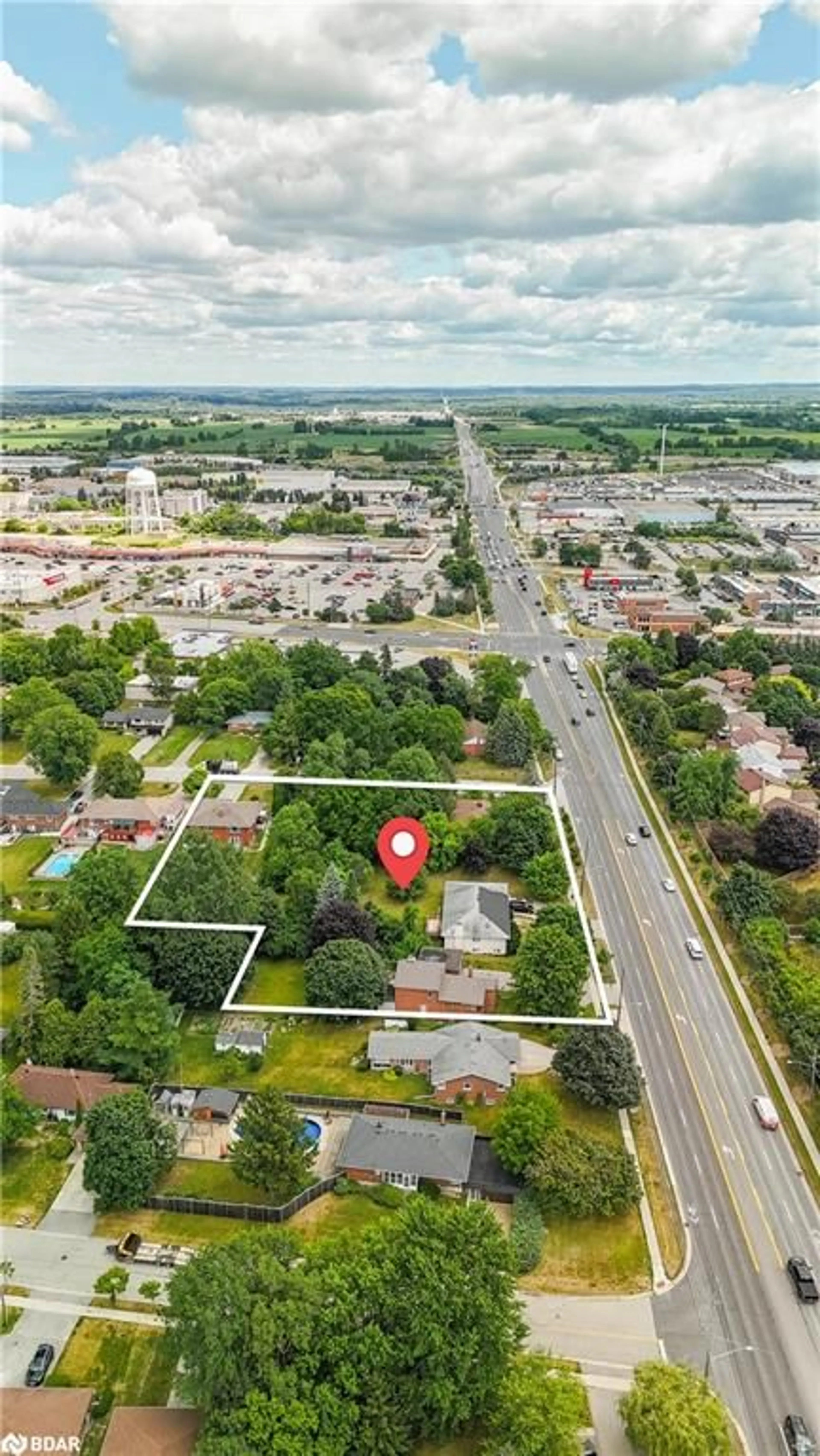 A pic from outside/outdoor area/front of a property/back of a property/a pic from drone, street for 1015,1025,129 D Hamilton Dr, Newmarket Ontario L3Y 3E8