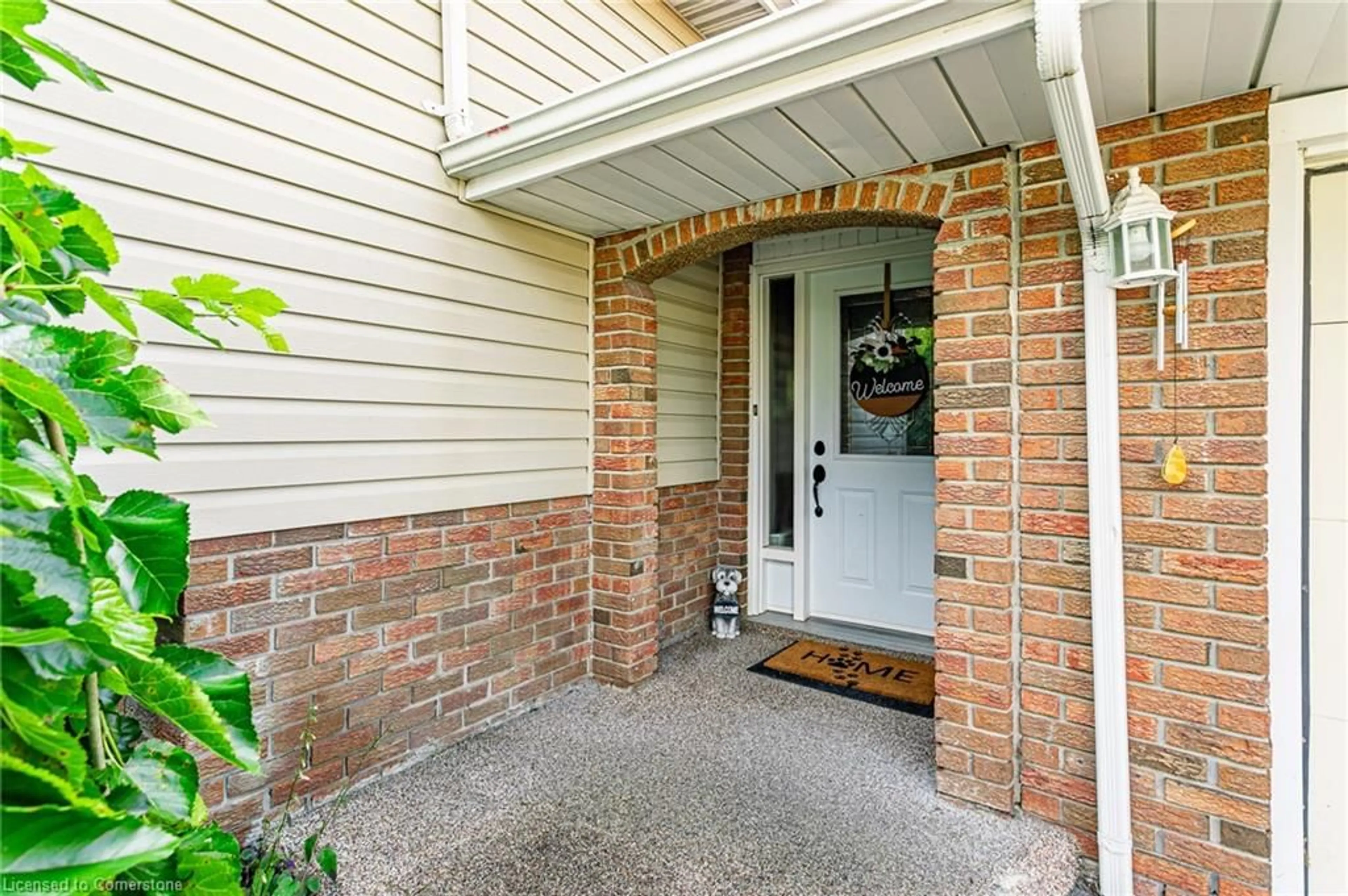 Indoor entryway for 120 Nichol St, Waterford Ontario N0E 1Y0