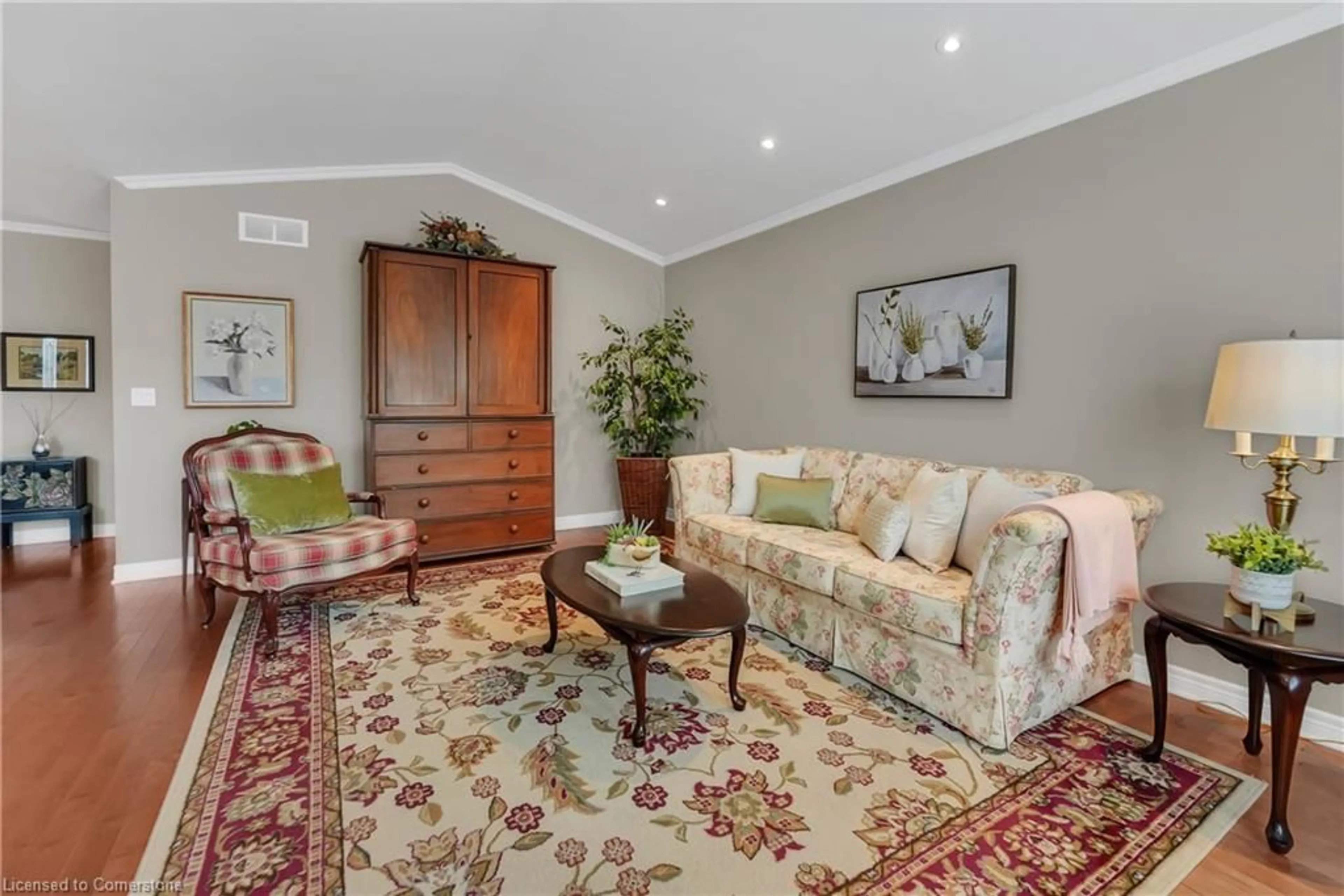 Living room with furniture, carpet floor for 3910 Rainbow Lane, Vineland Ontario L0R 2C0