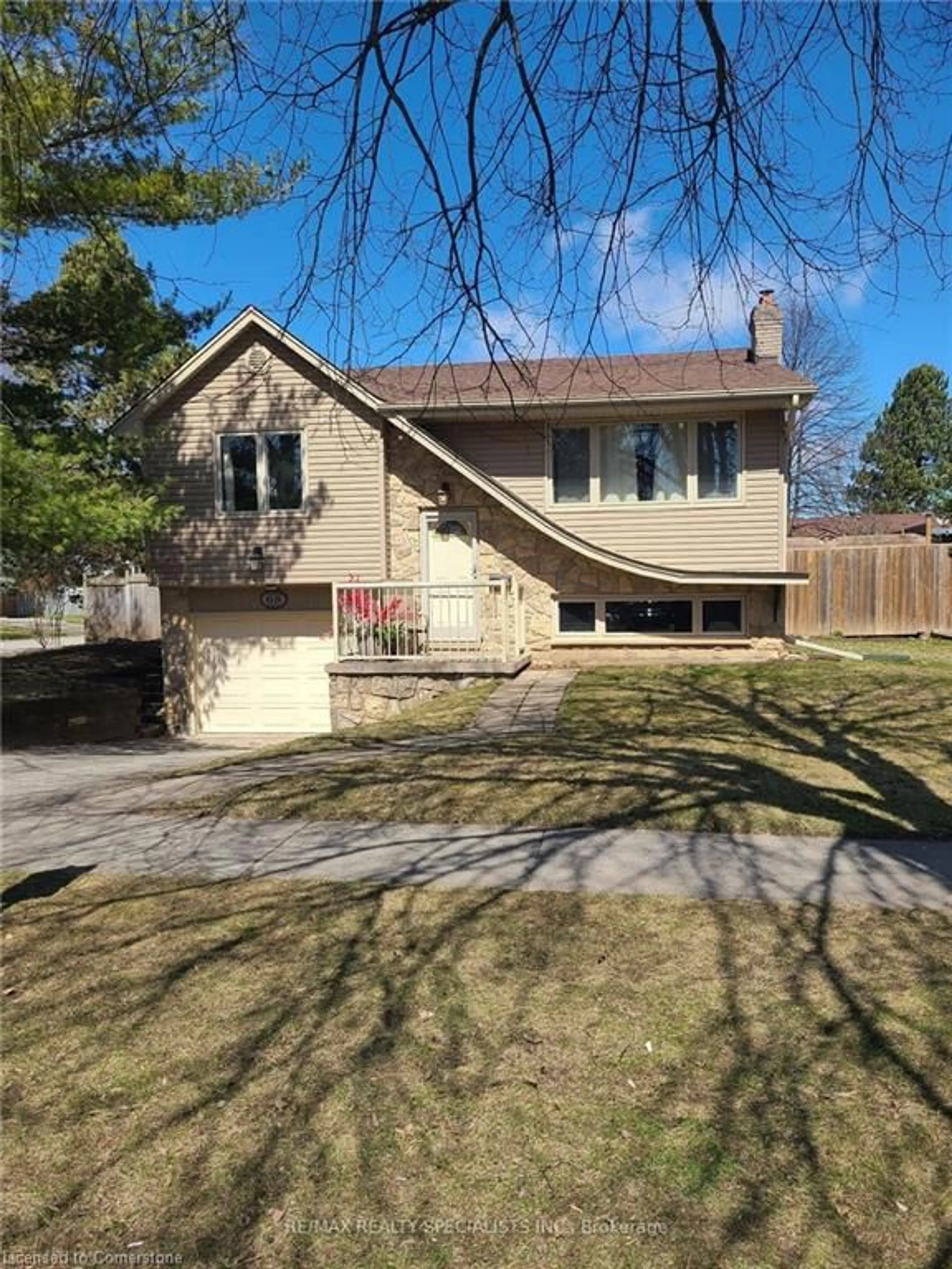 Home with vinyl exterior material, street for 68 Oriole Pky, Brantford Ontario N3R 6V9