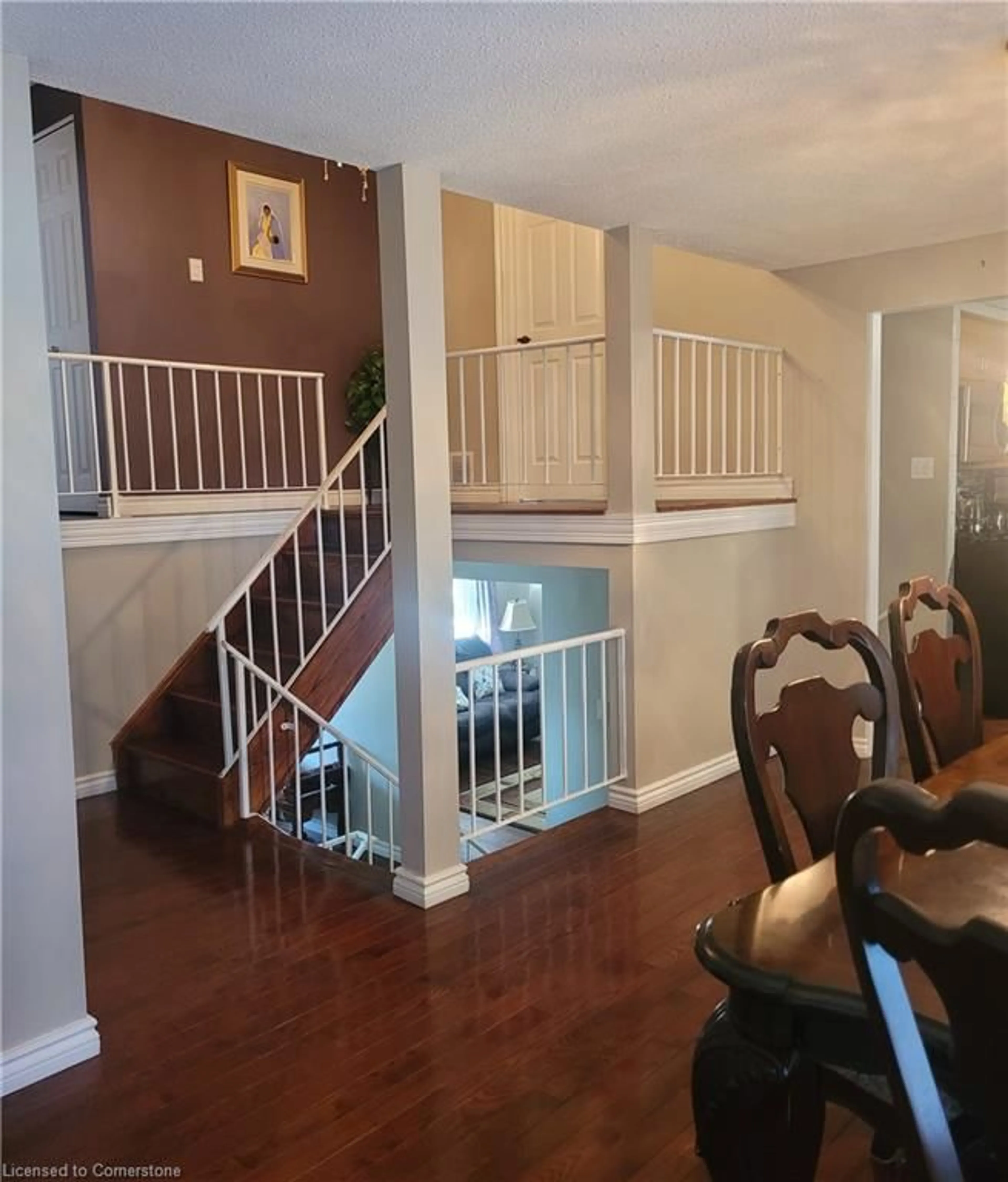 Indoor foyer for 107 Roseneath Cres, Kitchener Ontario N2E 1V8