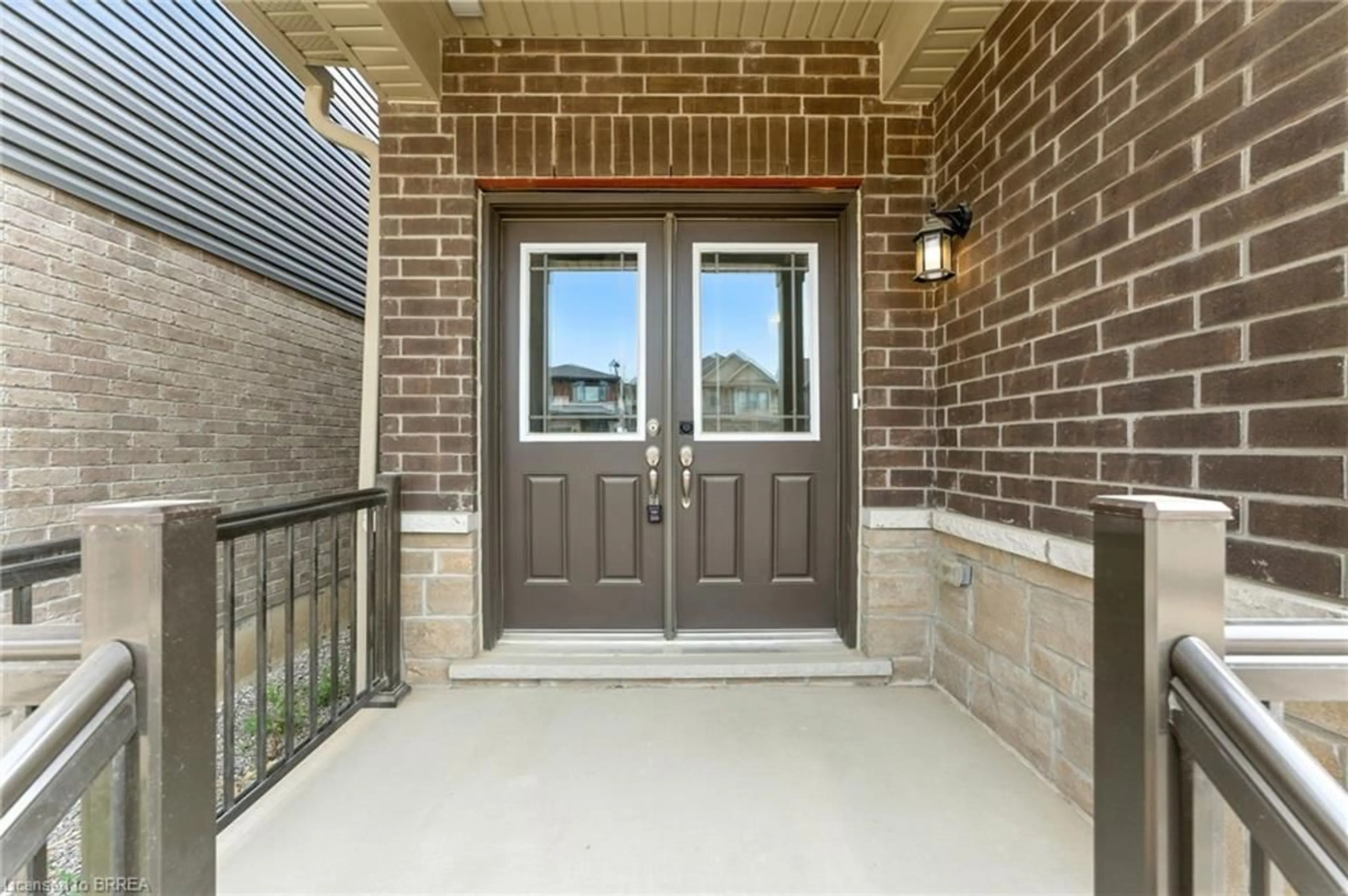 Indoor entryway for 18 Holder Dr, Brantford Ontario N3T 0V1