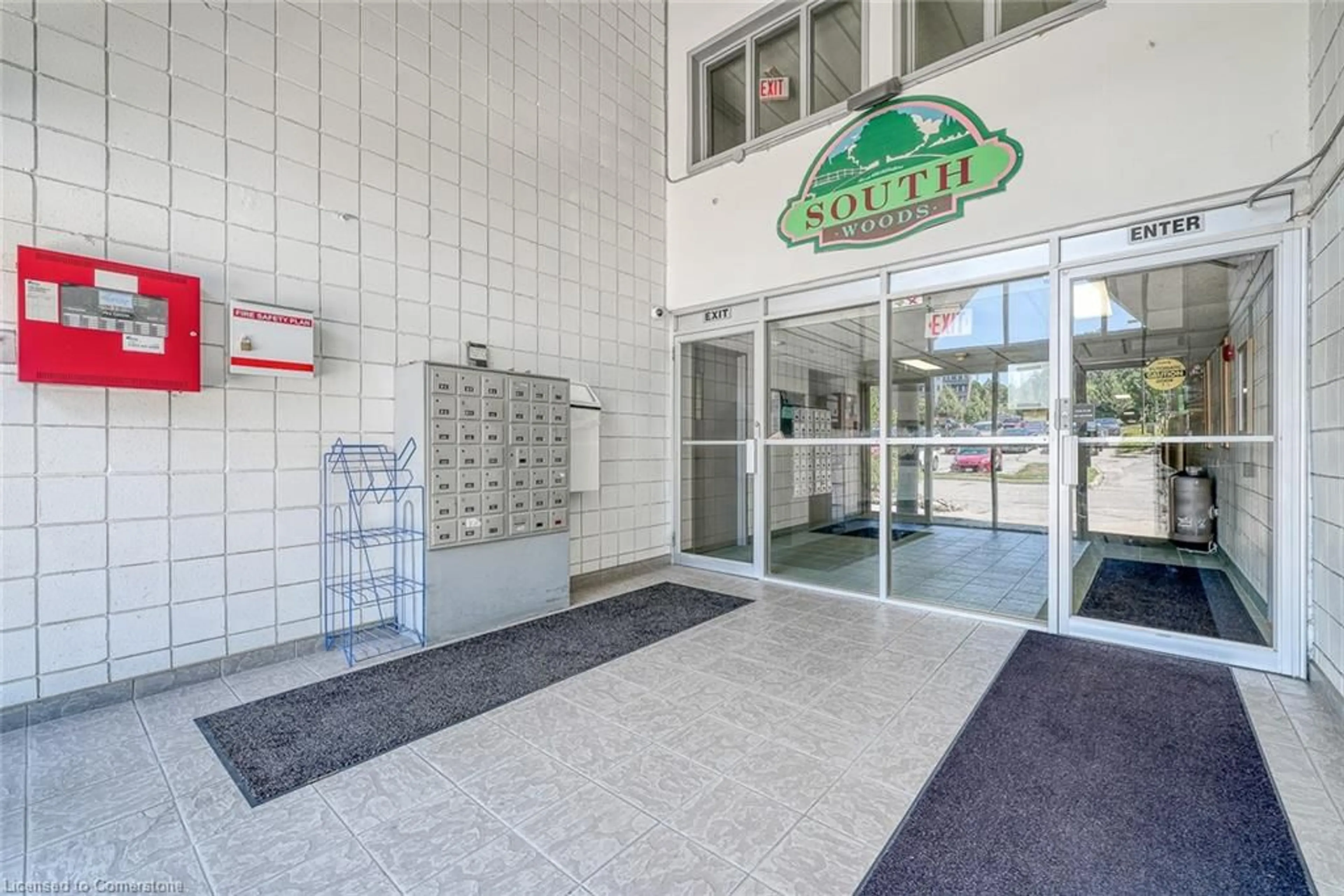 Indoor foyer for 163 Ferguson Dr #B6, Woodstock Ontario N4V 1B1