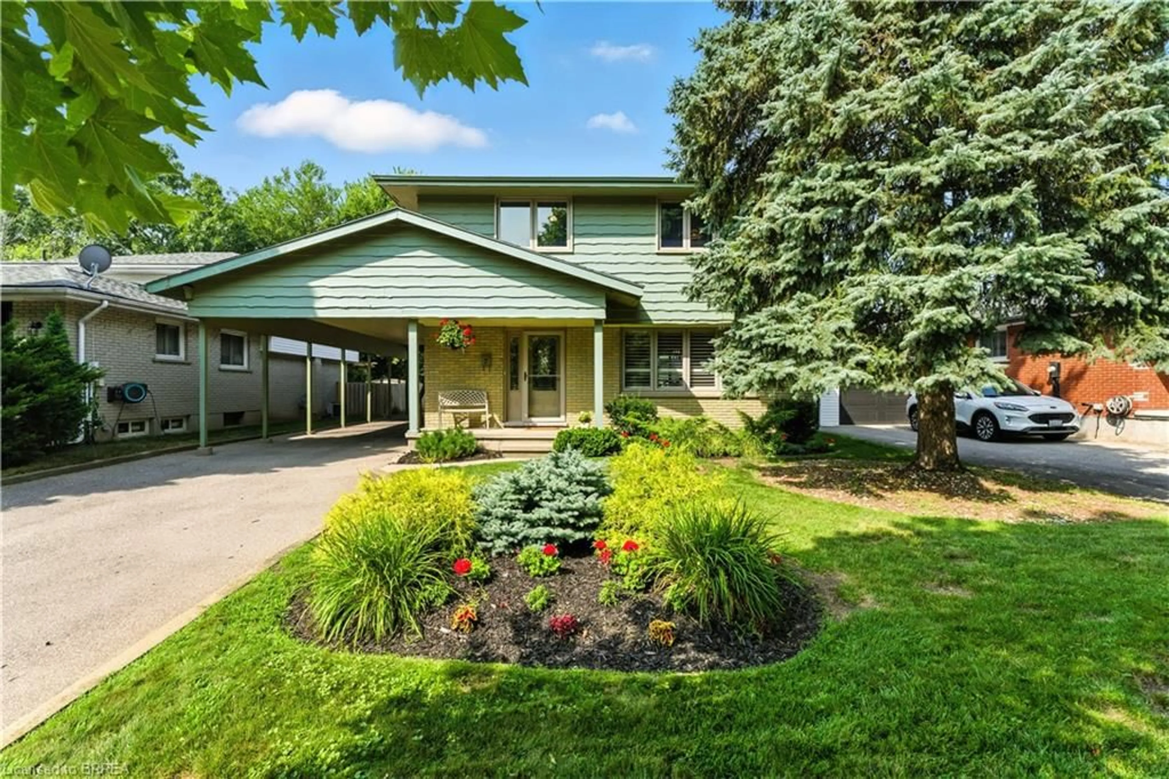 Home with vinyl exterior material, street for 7 Palm Cres, Brantford Ontario N3R 5G1