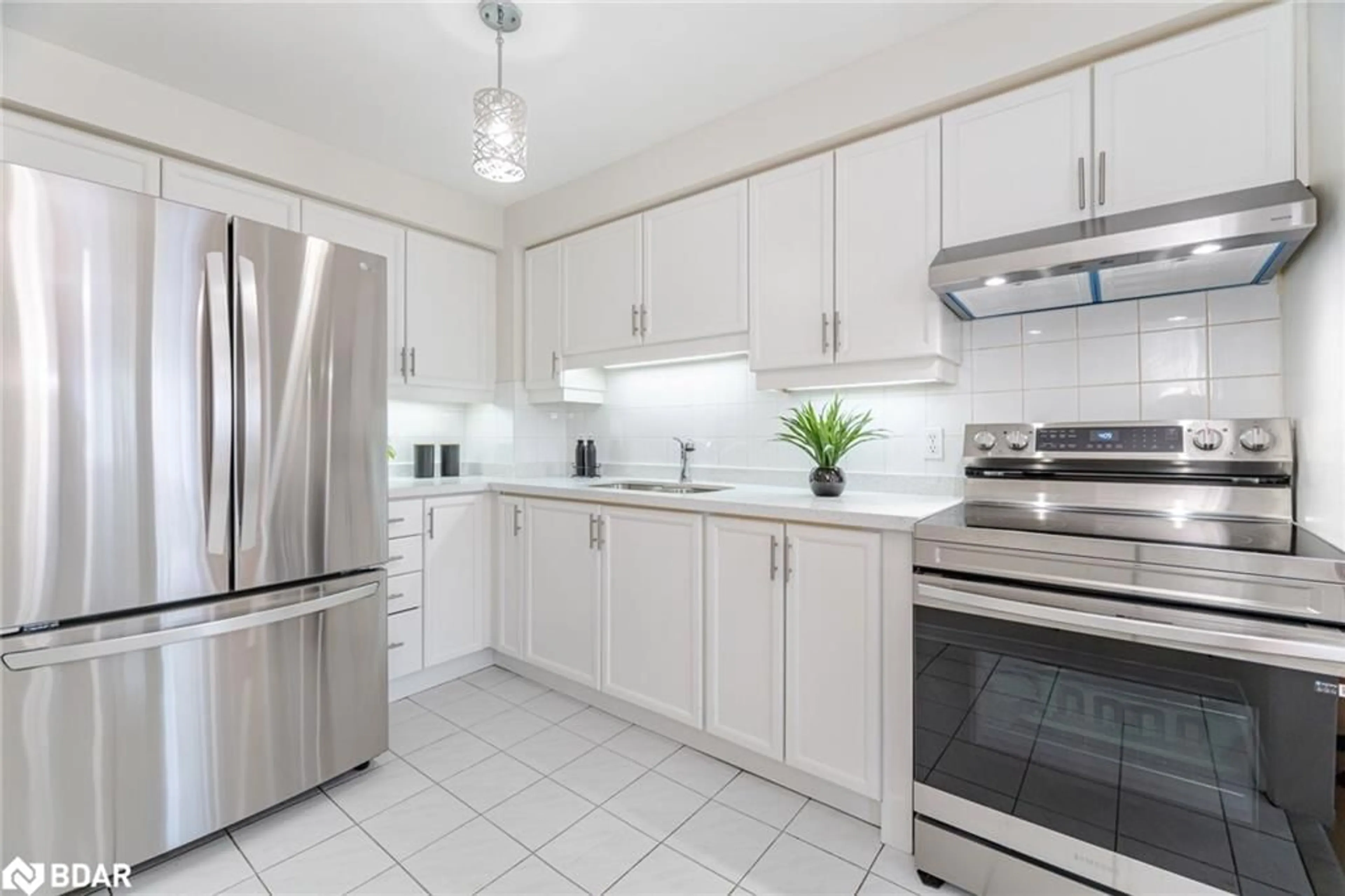 Standard kitchen, ceramic/tile floor for 5305 Glen Erin Dr #78B, Mississauga Ontario L5M 5N7